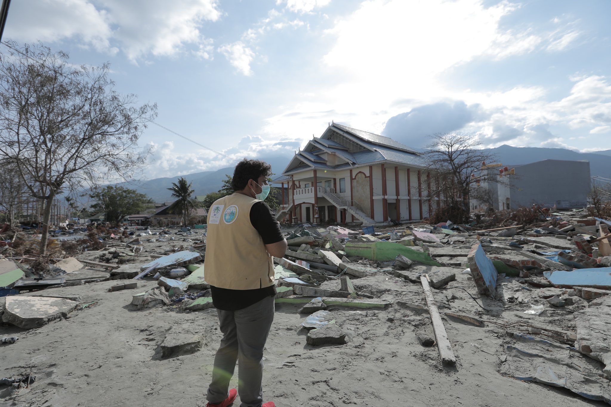 Un message de miséricorde pour le monde:  La LIM aide les personnes démunies sans distinction dans 95 pays avec des programmes de développement de prise en charge et de secours pour les orphelins les malades et les réfugiés, avec comme objectif: la bienve