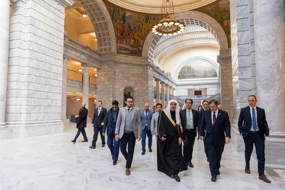 D.Mohammad Alissa a reçu une invitation officielle pour visiter l’Etat de Utah où il a rencontré son gouverneur M. Gary Robert pour traiter de sujets communs et avec il a échangé des présents.