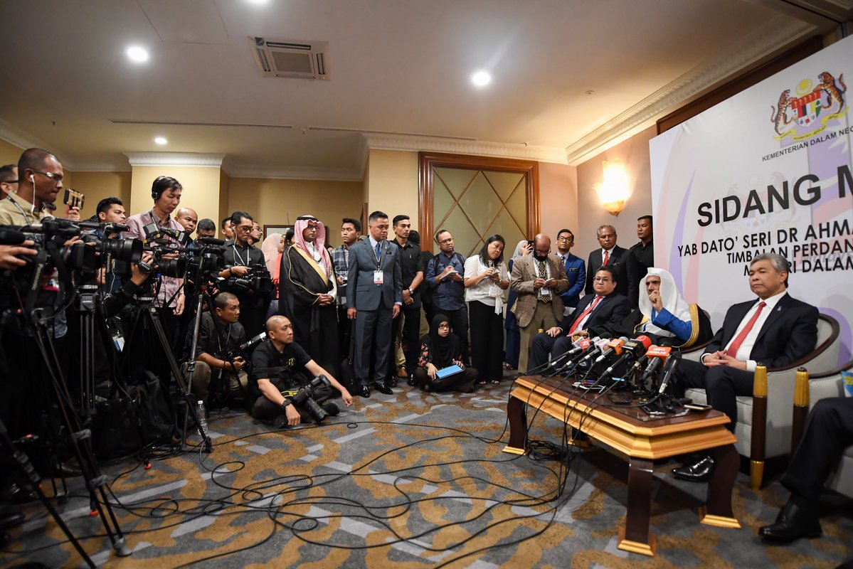 Le SG de la LIM avec le Vice-Premier Ministre malaisien durant la conférence de presse donnée suite au congrès mondial sur la sécurité internationale.