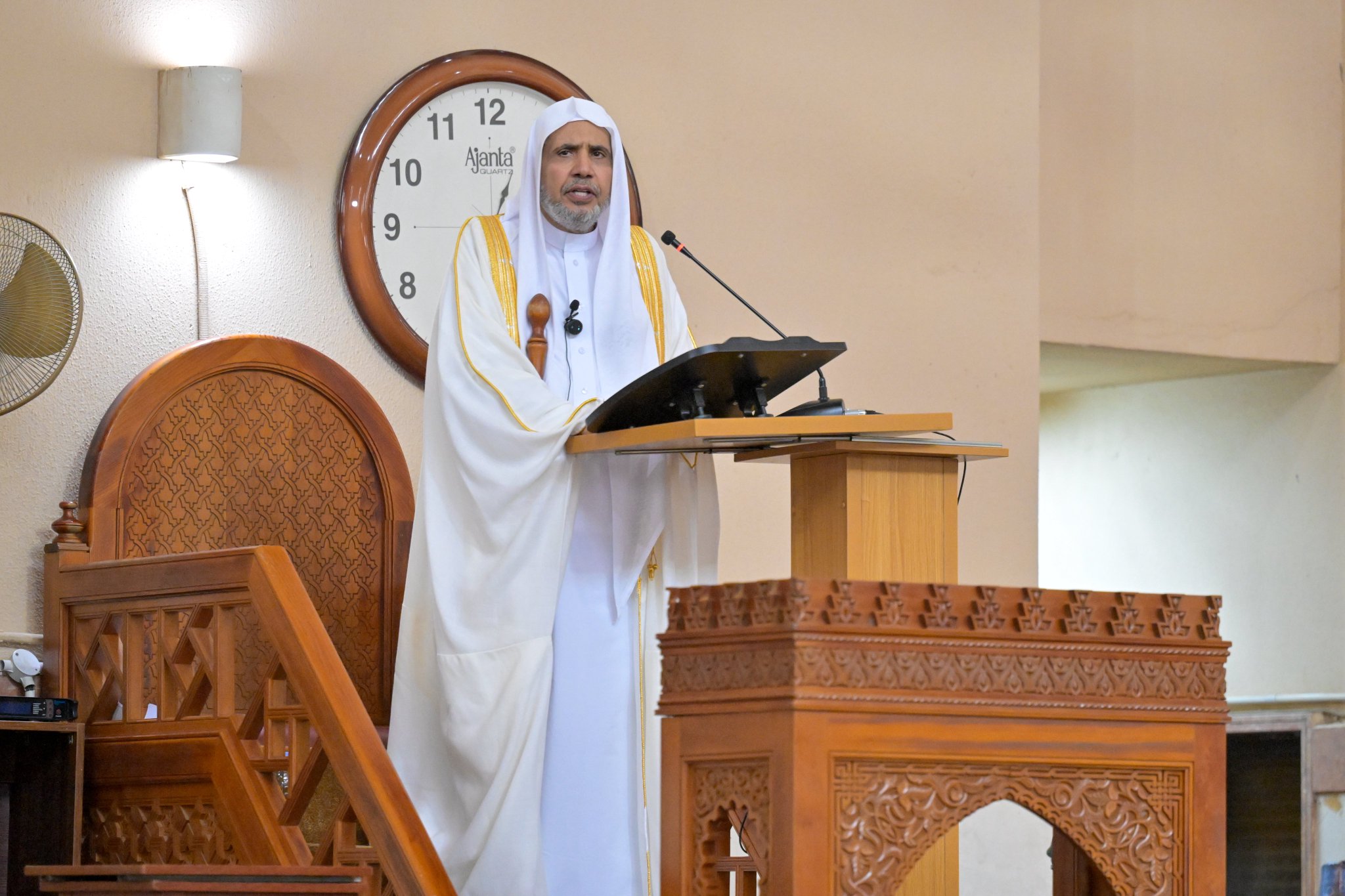 H.E. Sheikh Dr. Mohammed Al-Issa delivers the Friday sermon and leads the worshippers in prayer, focusing his sermon on the guidance of the Holy Qur’an to that which is most upright
