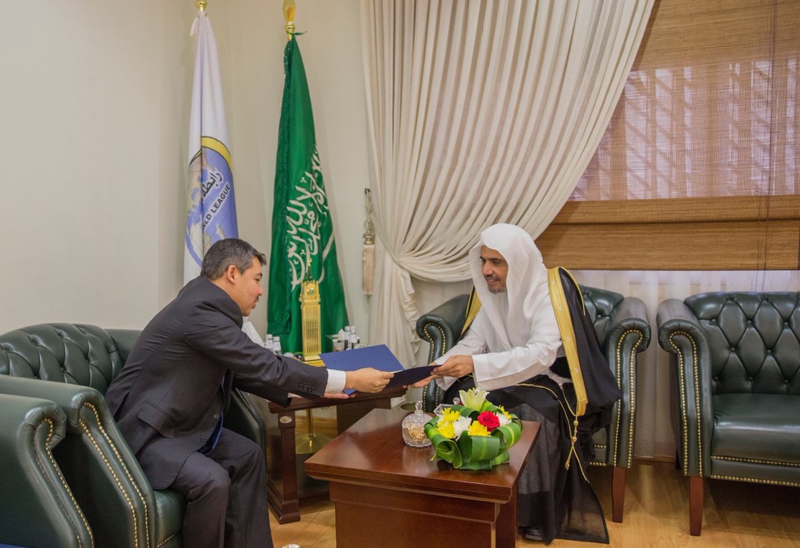 Le SG recevant l’invitation officielle du Président du Kazakhstan, Noursoultan Nazarbaïev, remise par son Ambassadeur en Arabie