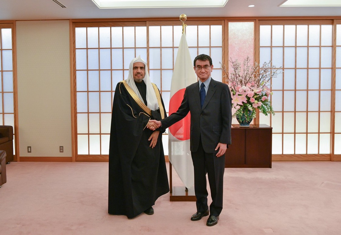 معالي وزير الخارجية الياباني السيد كونو مستقبلاً معالي الأمين M. Kono Ministre japonais des affaires extérieures, recevant le SG de la LIM, le D. Mohamed bin Abdelkarim Al-Issa aujourd’hui à Tokyoالعام لـ رابطة العالم الإسلامي الشيخ د. محمد بن عبد الكريم العيسى ظهر اليوم في ‫طوكيو