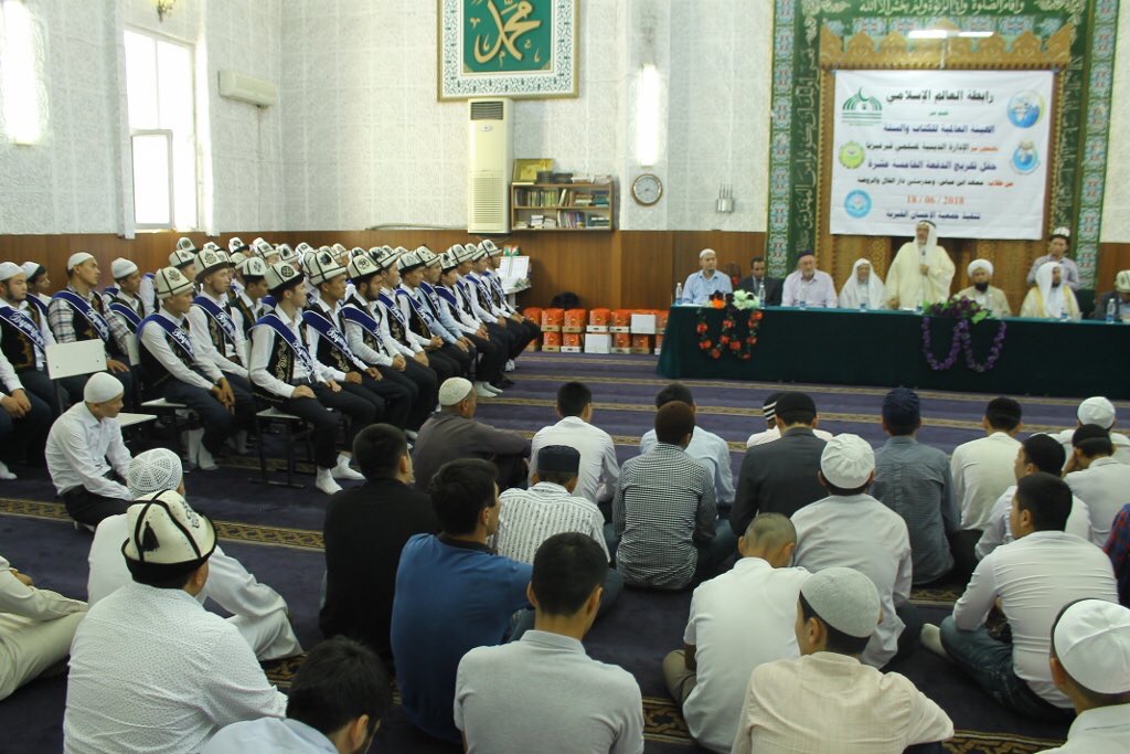 La LIM a organisé avec l’OMCS la cérémonie de fin d’étude des étudiants de l’institut Abdallah bin Abass au Kirghizistan pour 47 étudiants en présence du grand Mufti Cheikh Maksatbek Azhy Toktomushev