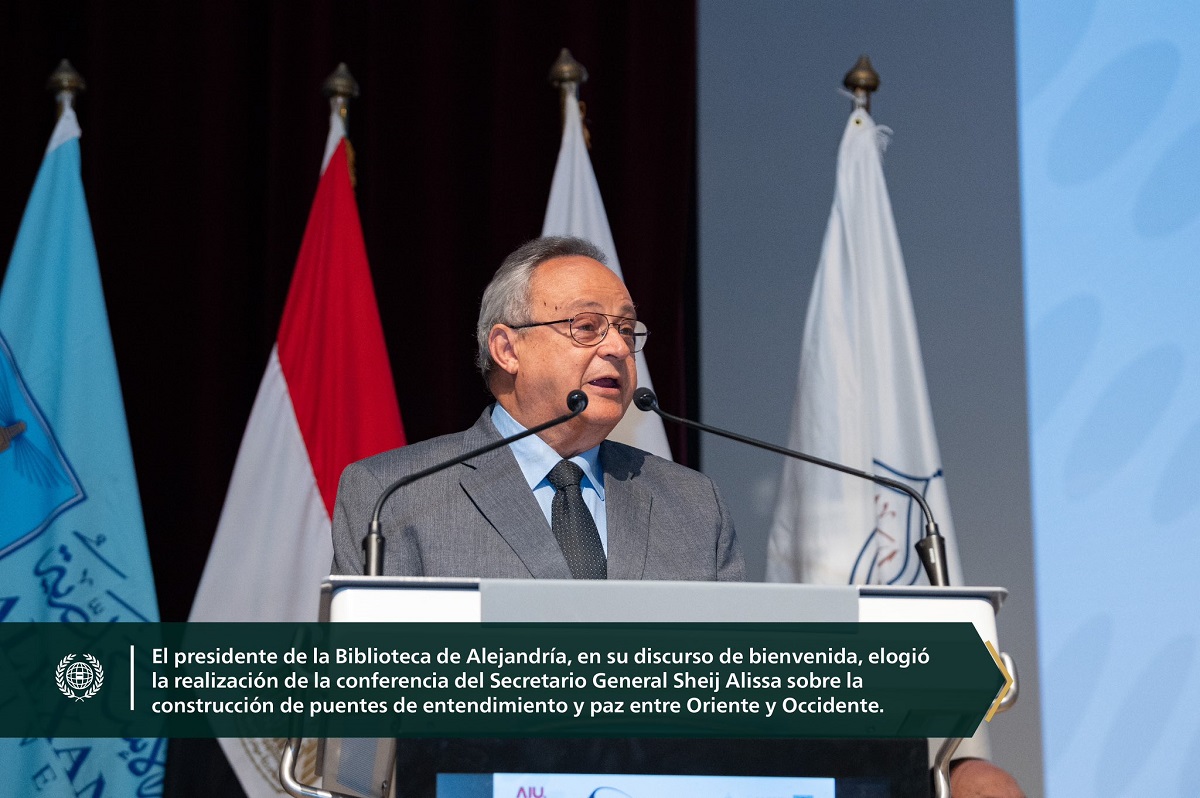 En presencia de cerca de 1600 personas, entre ellas Ministros, directores de universidades, decanos de facultades, académicos y estudiantes: