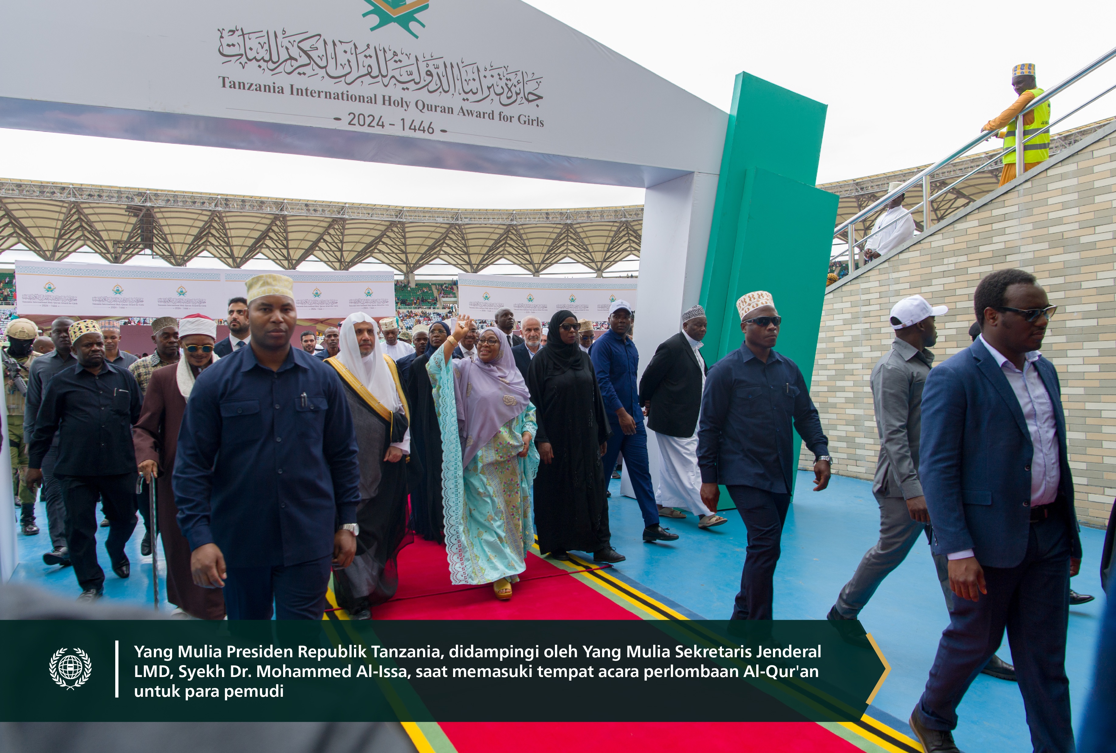 Acara pertemuan Al-Qur'an terbesar di benua Afrika untuk menghormati "para hafizah Al-Qur'an".  yang bersejarah yang diluncurkan oleh Liga Muslim Dunia dengan kehadiran Yang Mulia Sekretaris Jenderal LMD, Ketua Asosiasi Ulama Muslim, Syekh Dr. Alissa