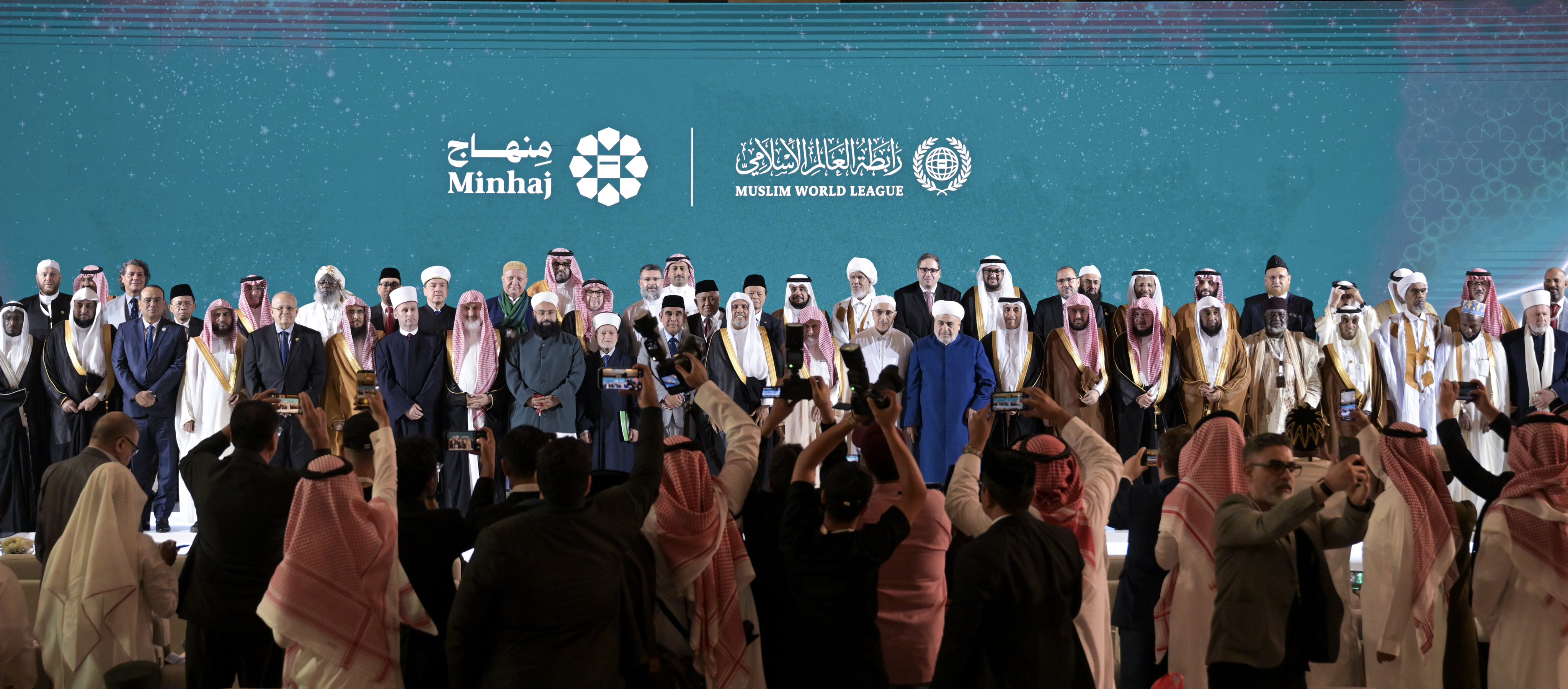 هُنا، حيث فُتِحَتْ صفحةٌ جديدةٌ من الموثوقيّة الشرعيّة في الفضاء الرقمي الإسلامي؛ انطلاقةُ تطبيق "مِنهاج":