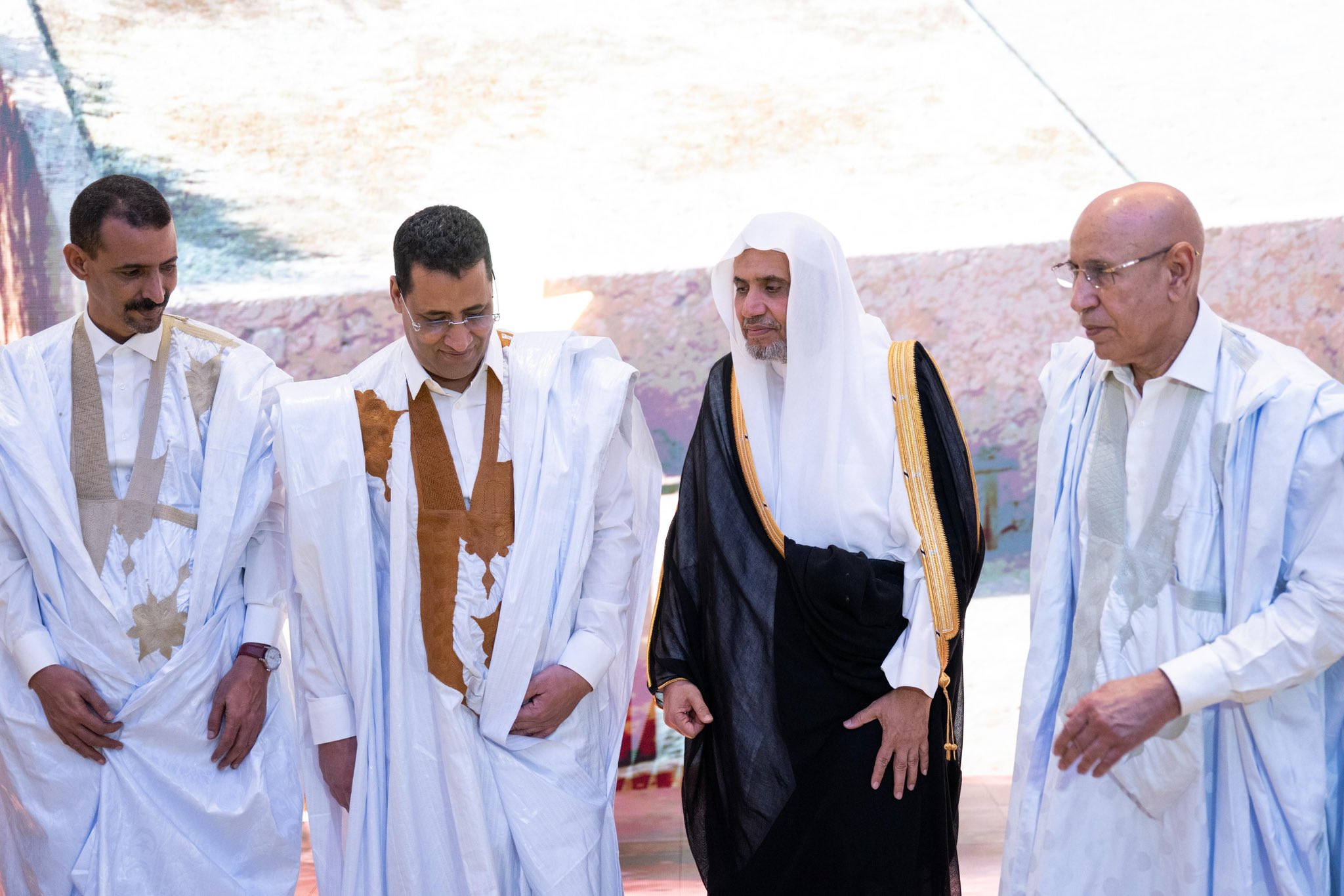 معالي الأمين العام، رئيس هيئة علماء المسلمين، المشرف العام على متاحف السيرة النبوية والحضارة الإسلامية، فضيلة الشيخ د.⁧‫#محمد_العيسى‬⁩ ⁦‪@MhmdAlissa‬⁩، في كلمته في حفل افتتاح المتحف الدوليّ للسيرة النبوية بنواكشوط: ‏"للمتحف -بإشراف ⁧‫#رابطة_العالم_الإسلامي‬⁩- عنايةٌ بدلائل النبوة بخاصةٍ، ودلائل الإيمان بعامّة، كما له عنايةٌ بالتصدّي للشبهات، أيًّا كان مصدرُها وباعثُها".