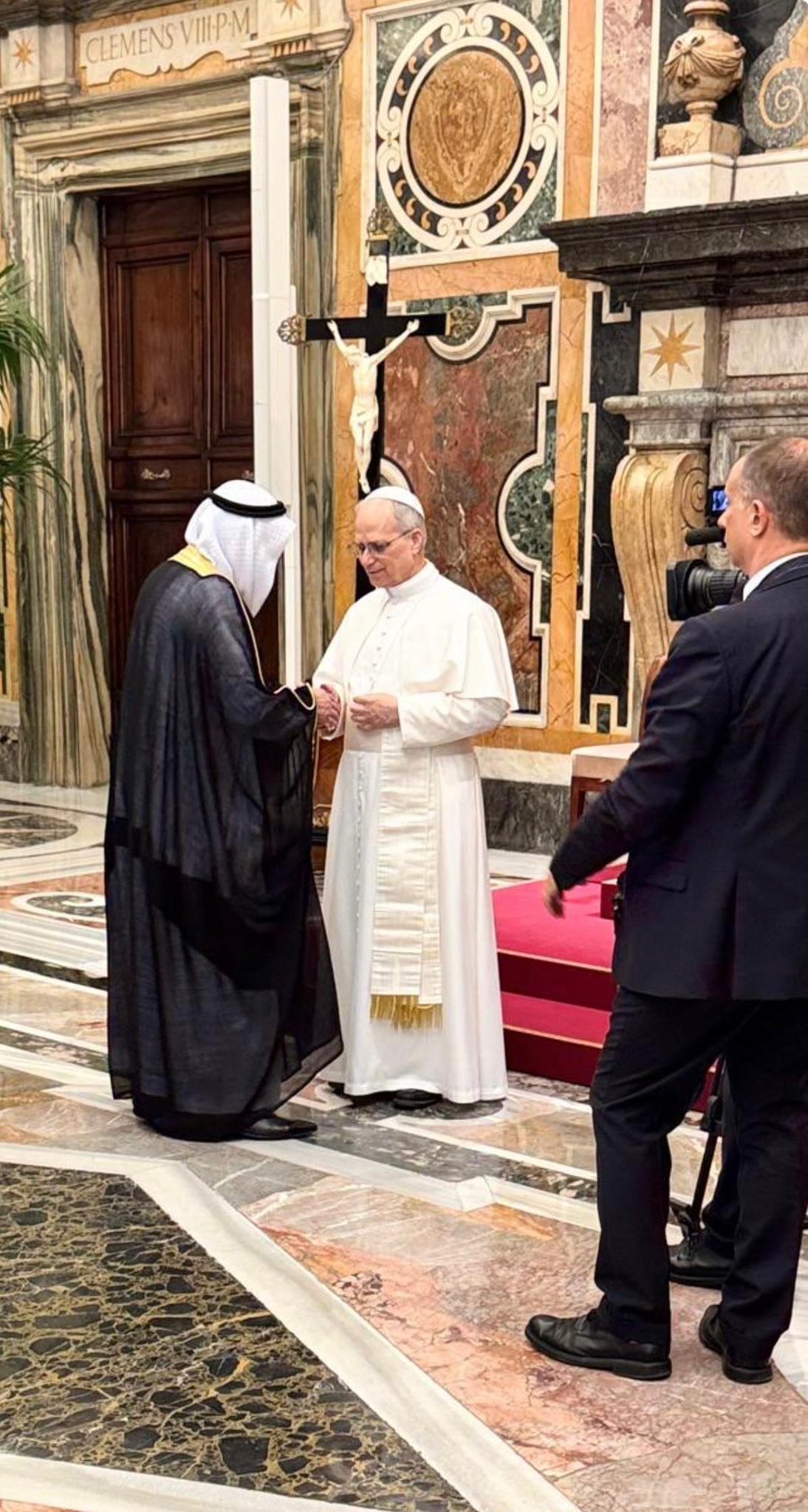 His Excellency Dr. Abdulaziz Sarhan, Advisor and Coordinating Commissioner of the MWL to the Vatican, met with His Holiness Pope Leo XIV at the Vatican headquarters. 
