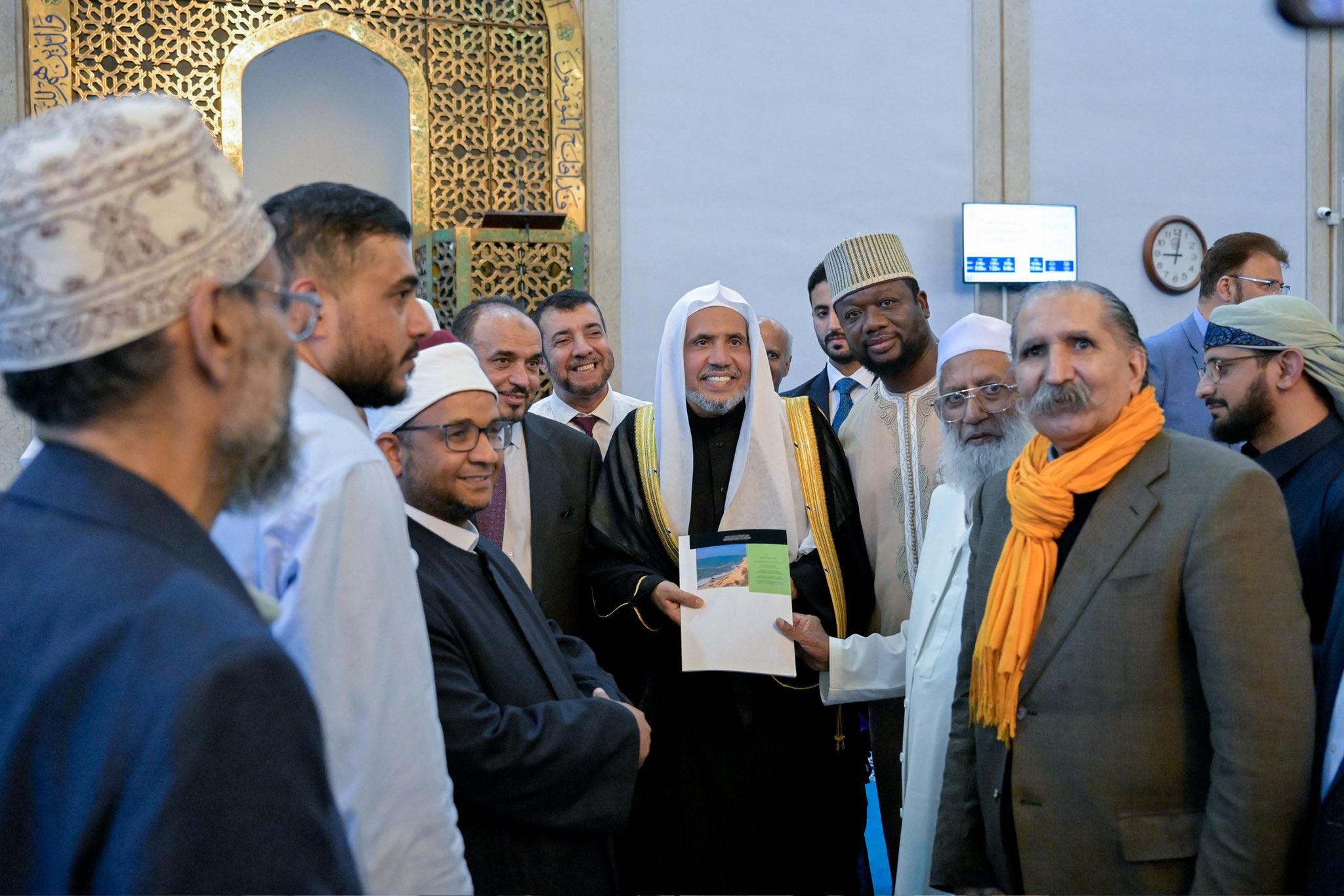 استضاف المركز الإسلامي في العاصمة البريطانية "لندن" لقاءً موسَّعاً بين معالي الأمين العام، رئيس هيئة علماء المسلمين، فضيلة الشيخ د.⁧‫محمد العيسى‬⁩ ⁦‬⁩ ، والقيادات الإسلامية في عموم المملكة المتحدة