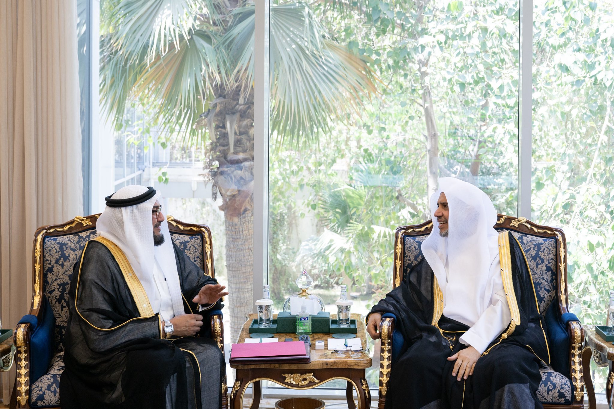 El Secretario general, Presidente de la Comisión de Ulemas, el Sheij Mohammed Al-Issa, se reunió hoy con el Sheij Al-Mahfoudh Ben Bayyah, Secretario general del Foro para la Paz de Abu Dabi