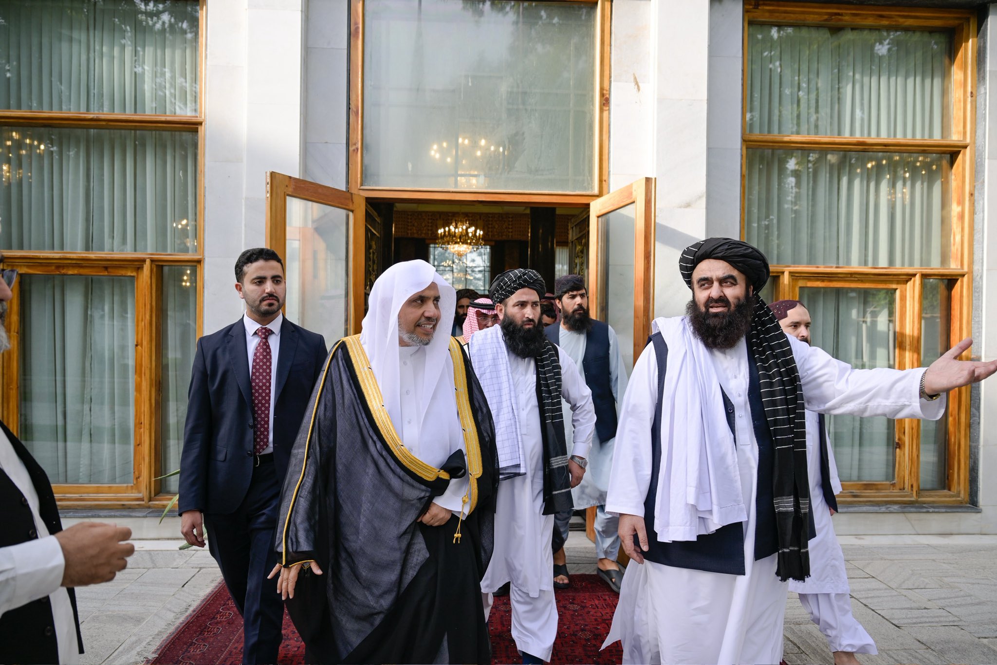 Yang Mulia Sekretaris Jenderal LMD, Ketua Organisasi Ulama Muslim, Syekh Dr. Mohammed Alissa, bertemu dengan Yang Mulia Menteri Luar Negeri Afghanistan, Mawlawi Amir Khan Muttaqi, di markas Dewan Keamanan yang terletak di Istana Perdana Menteri.