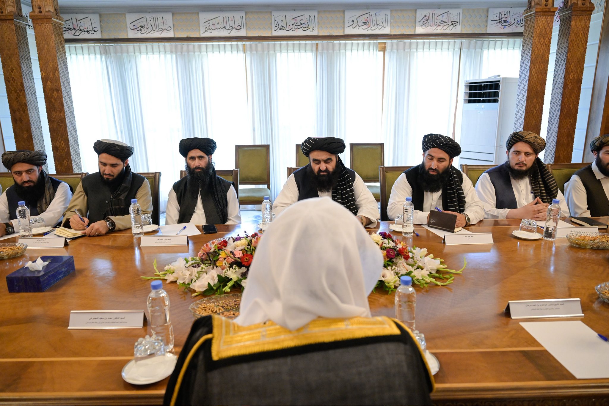 ‏التقى معالي الأمين العام، رئيس هيئة علماء المسلمين، فضيلة الشيخ د.⁧‫محمد العيسى‬⁩ ‬⁩، معاليَ وزير الخارجية الأفغاني، المولوي أمير خان متقي، في المقرّ الأول لمجلس الأمن في قصر رئاسة الوزراء.  ‏جرى خلال اللقاءِ مناقشةُ عددٍ من الموضوعات ذات الصلة بالتضامُن الإسلامي، وواجب إبراز حقيقة الإسلام للجميع، وذلك من خلال قيَم عدالته وحفظه للحقوق، وكذا قيَم وسطيّته ورحمته بالعالمين، مع إيضاح مظاهر سماحة الإسلام التي اشتملت عليها نصوص القرآن الكريم والسنة المطهّرة والسيرة النبوية الشريفة، وهي التي لا بد أن يُرى أثرها ف
