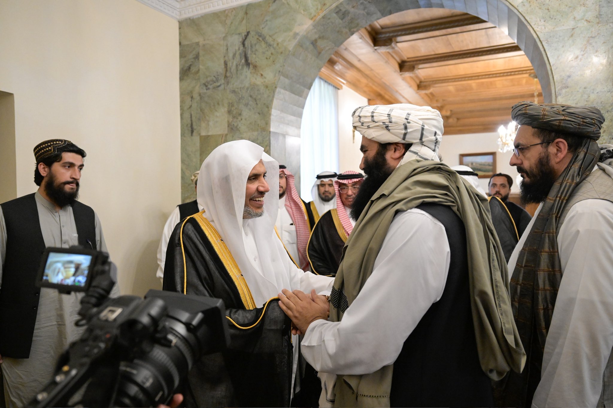 At the Chahar Chinar Palace, H.E. Sheikh Dr. Mohammed Al-issa   , Secretary-General of the MWL and Chairman of the Organization of Muslim Scholars, met with H.E. Khalifa Sirajuddin Haqqani, Minister of Interior of Afghanistan.