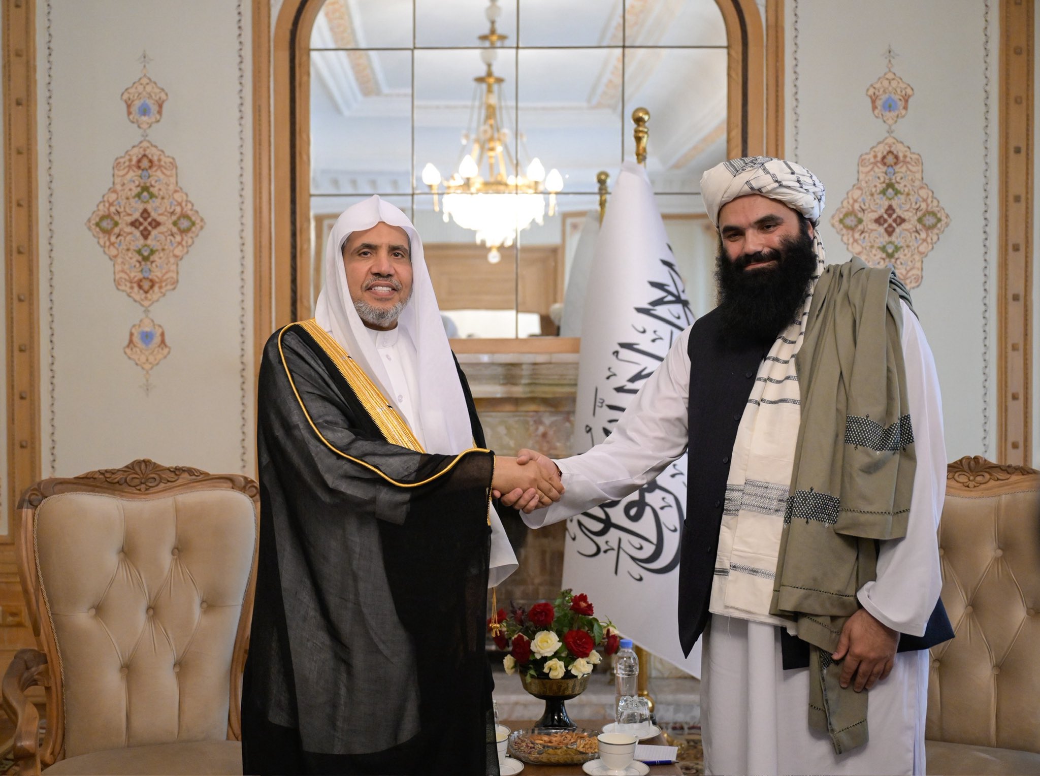 ‏التقى معالي الأمين العام، رئيس هيئة علماء المسلمين، فضيلة الشيخ د.⁧‫محمد العيسى‬⁩‬⁩ في قصر “شهار شنار”، معاليَ وزير الداخلية الأفغاني، خليفة سراج الدين حقّاني
