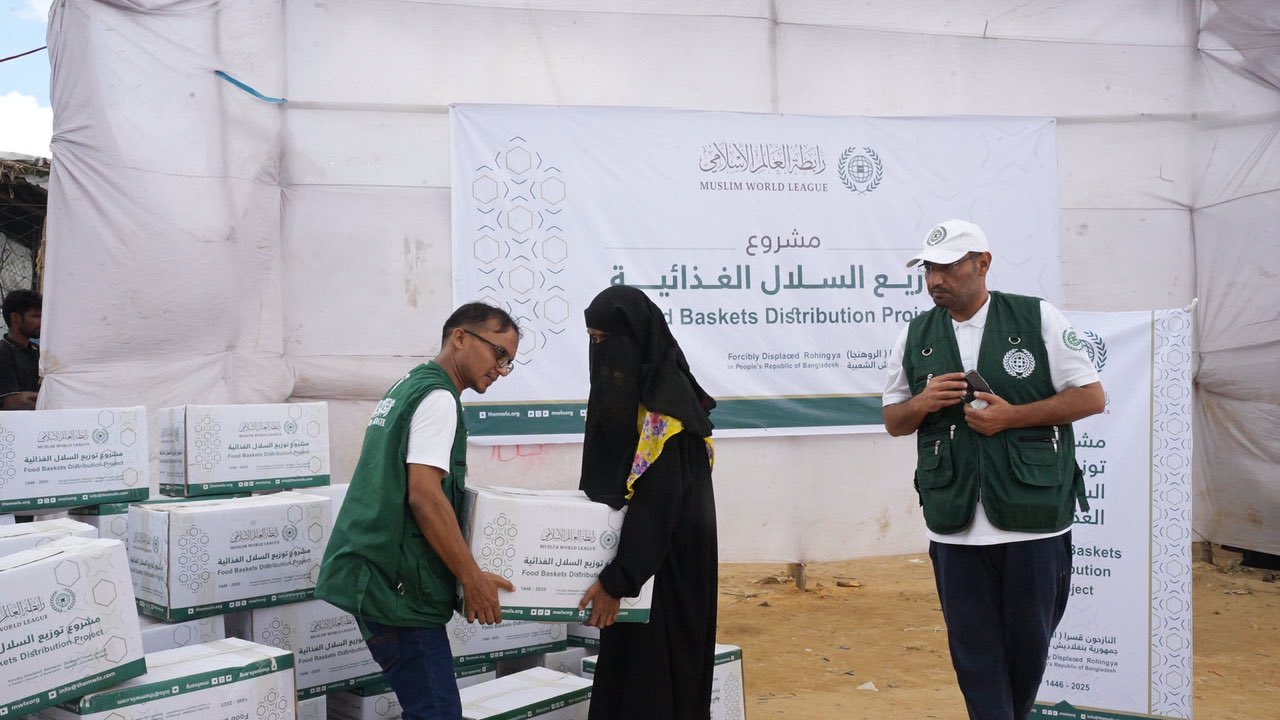 أنهَتْ رابطةُ العالم الإسلامي توزيعَ السلال الغذائية على النازحين قسرًا من "الروهينغا"، والتي توفّر الاحتياجات الغذائية الأساسية لآلاف المستفيدين