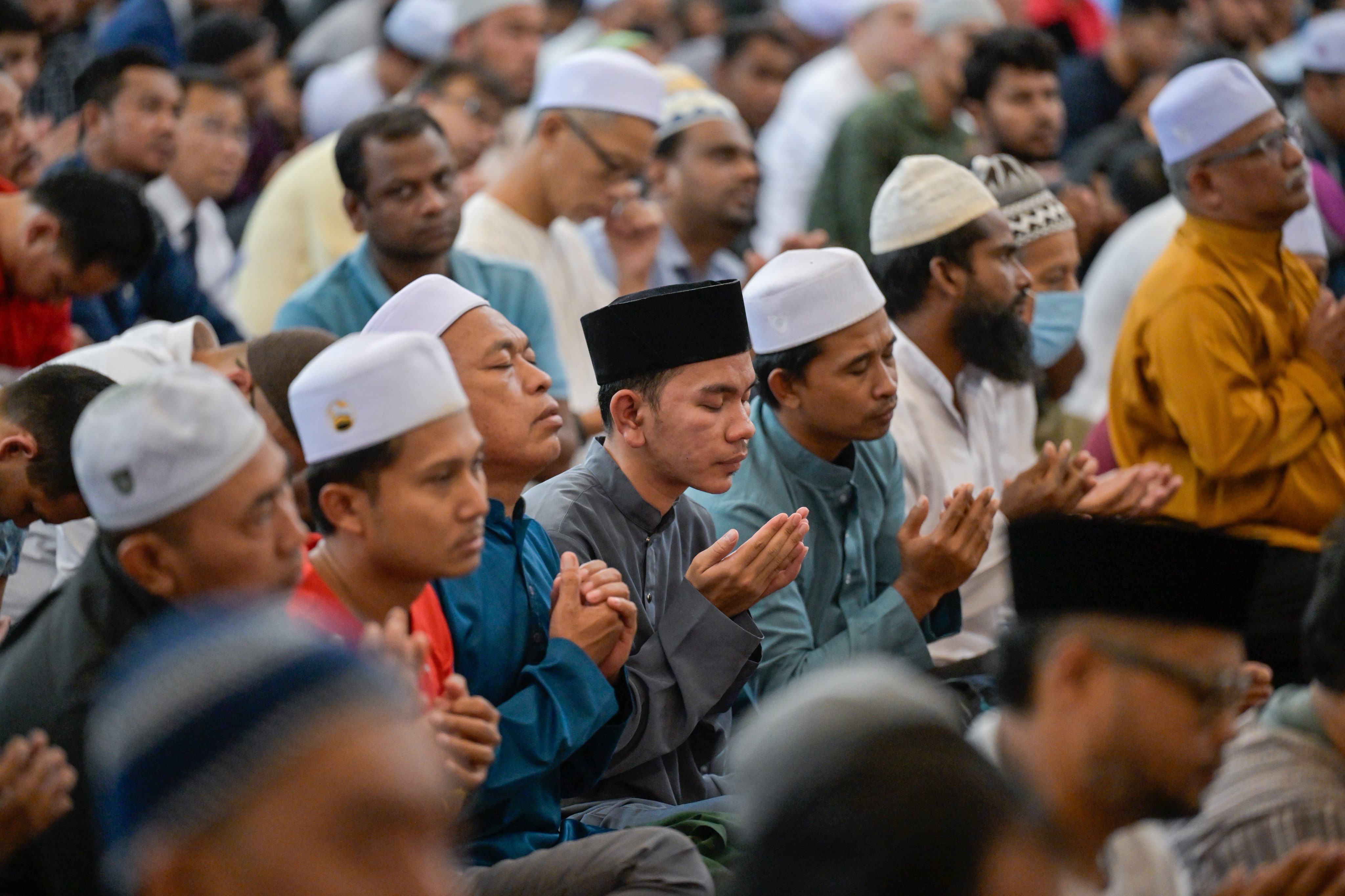 Potret dari khotbah Jumat yang disampaikan oleh Yang Mulia Sekretaris Jenderal LMD, Ketua Organisasi Ulama Muslim, Syekh Dr. Mohammed Alissa, dari mimbar masjid terbesar di ibu kota Malaysia, "Kuala Lumpur"
