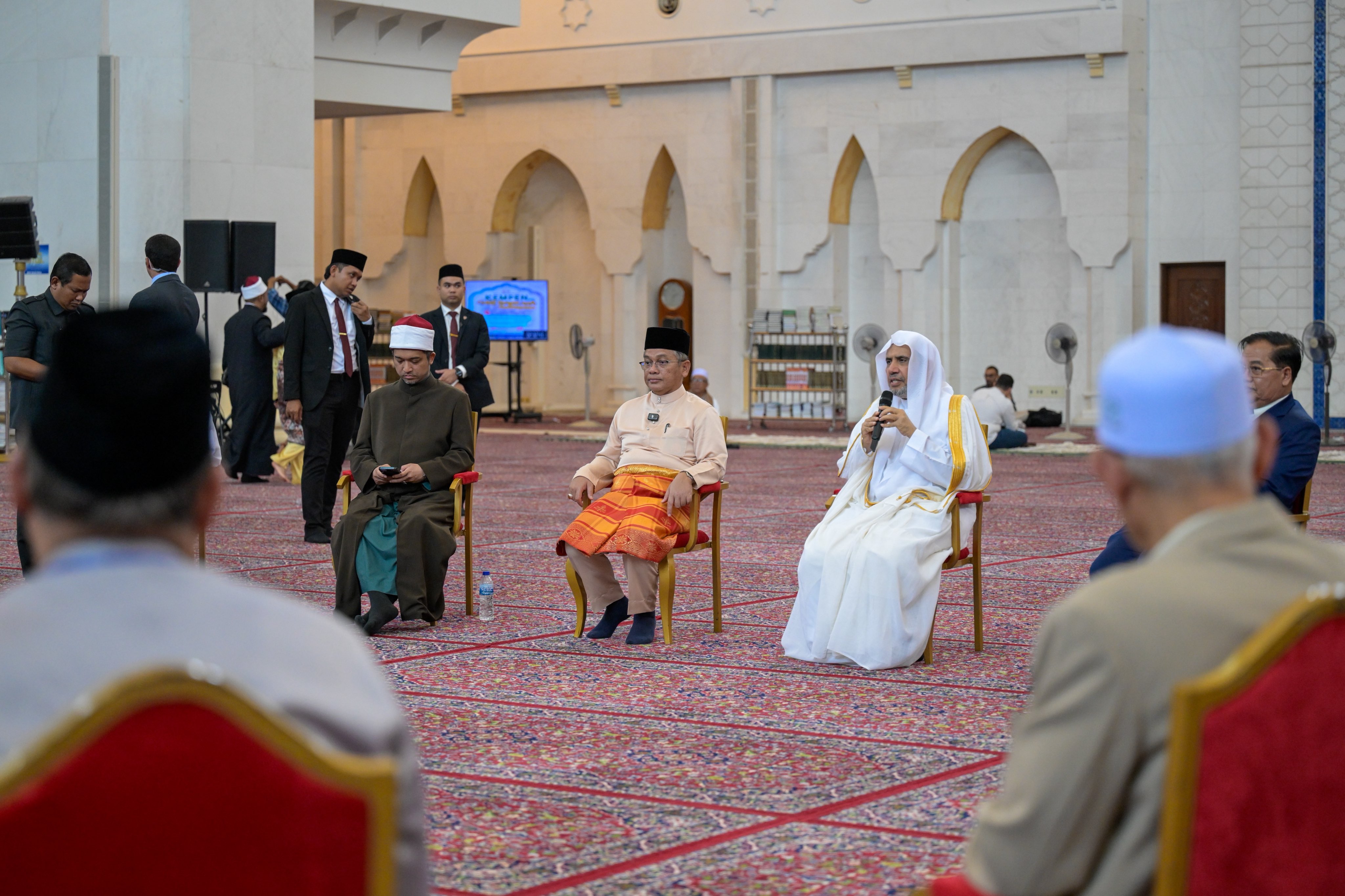 معالي الأمين العام، رئيس هيئة علماء المسلمين، فضيلة الشيخ د.⁧‫محمد العيسى‬⁩‬⁩، يعقد جلسةً علمية داخل الجامع مع كبار علماء آسيان تناولت تشخيص وتحليل وسبُل معالجة رُهاب الإسلام "الإسلاموفوبيا"