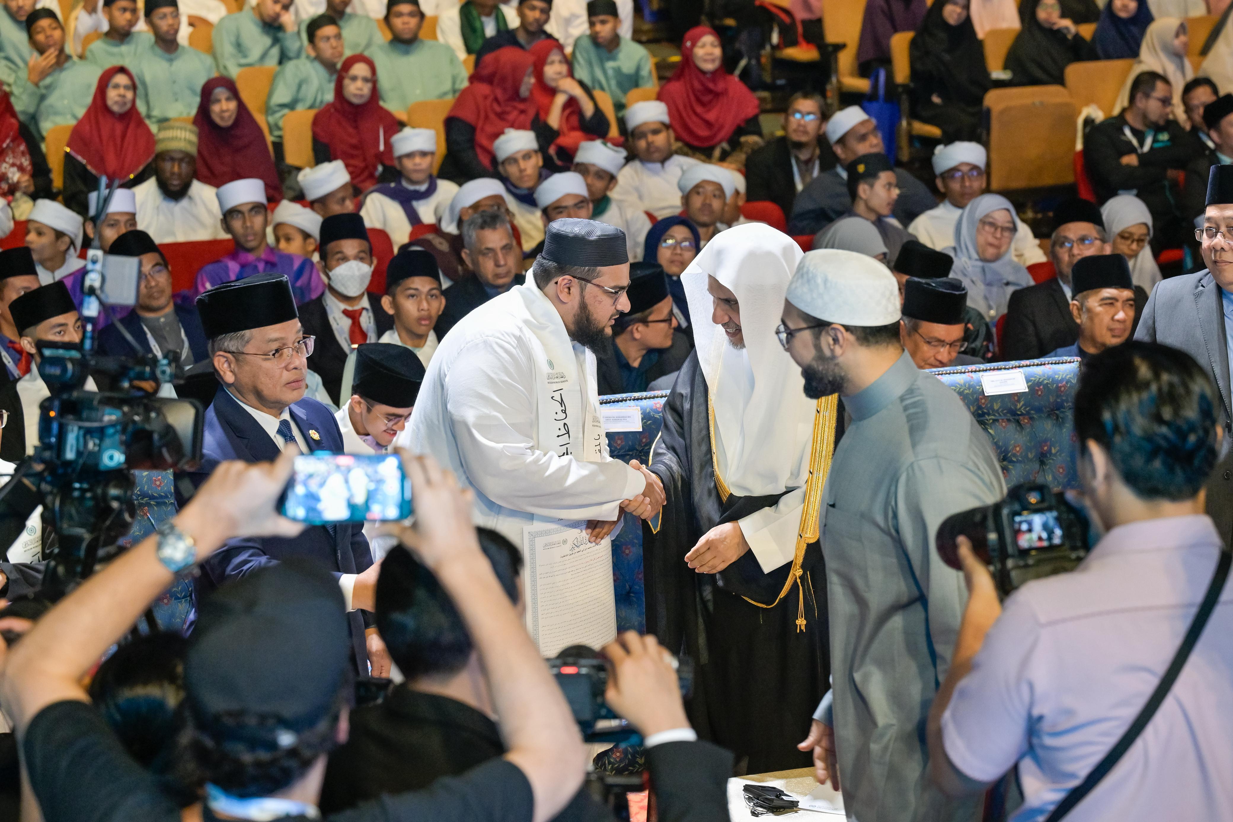 الأمين العام لرابطة العالم الإسلامي يختتم الملتقى العالمي للتصديق على الإجازات القرآنية وتكريم قُرّاء دُول آسيان