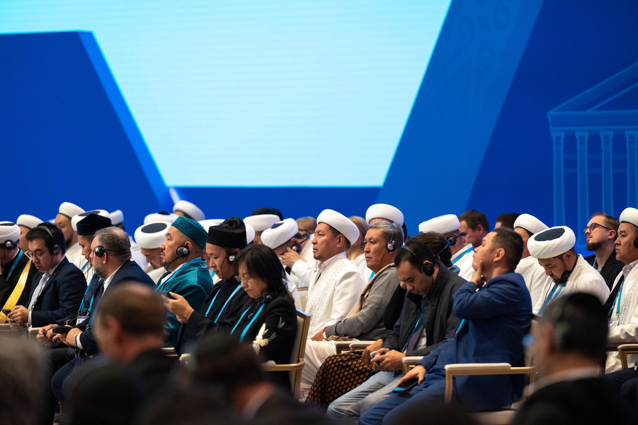 بصفةِ ضيفِ شرفٍ للنسخة الثامنة، معالي الأمين العام لرابطة العالم الإسلامي يشاركُ فخامةَ رئيس كازاخستان حفلَ افتتاح مؤتمر قادة الأديان  أسْتانا: حلَّ معالي الأمين العام لرابطة العالم الإسلامي، رئيس هيئة علماء المسلمين، فضيلة الشيخ الدكتور محمد بن عبدالكريم العيسى، "ضيفَ شرفٍ" على المؤتمر الثامن لقادة الأديان المنعقد في جمهورية كازاخستان. وألقى فضيلتُه كلمة تطرّقَ فيها إلى التحوّلات الدولية المقلقة التي تفاقمت فيها كثير من المآسي والتحدّيات، وطالت نظامَنا العالمي وهدّدت تماسكَ شرعيته الدولية، مشدِّدًا في هذا