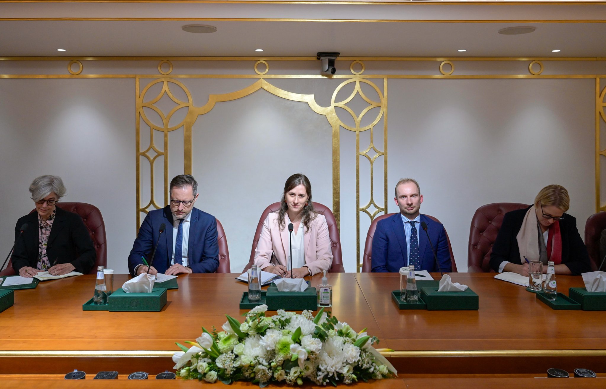‏استقبل معالي الأمين العام لرابطة العالم الإسلامي رئيس هيئة علماء المسلمين فضيلة الشيخ د.⁧‫محمد العيسى‬⁩ ‬⁩، في مكتبة بالرياض وفداً من القيادات الفكرية الألمانية من مختلف مراكز الأبحاث والفكر