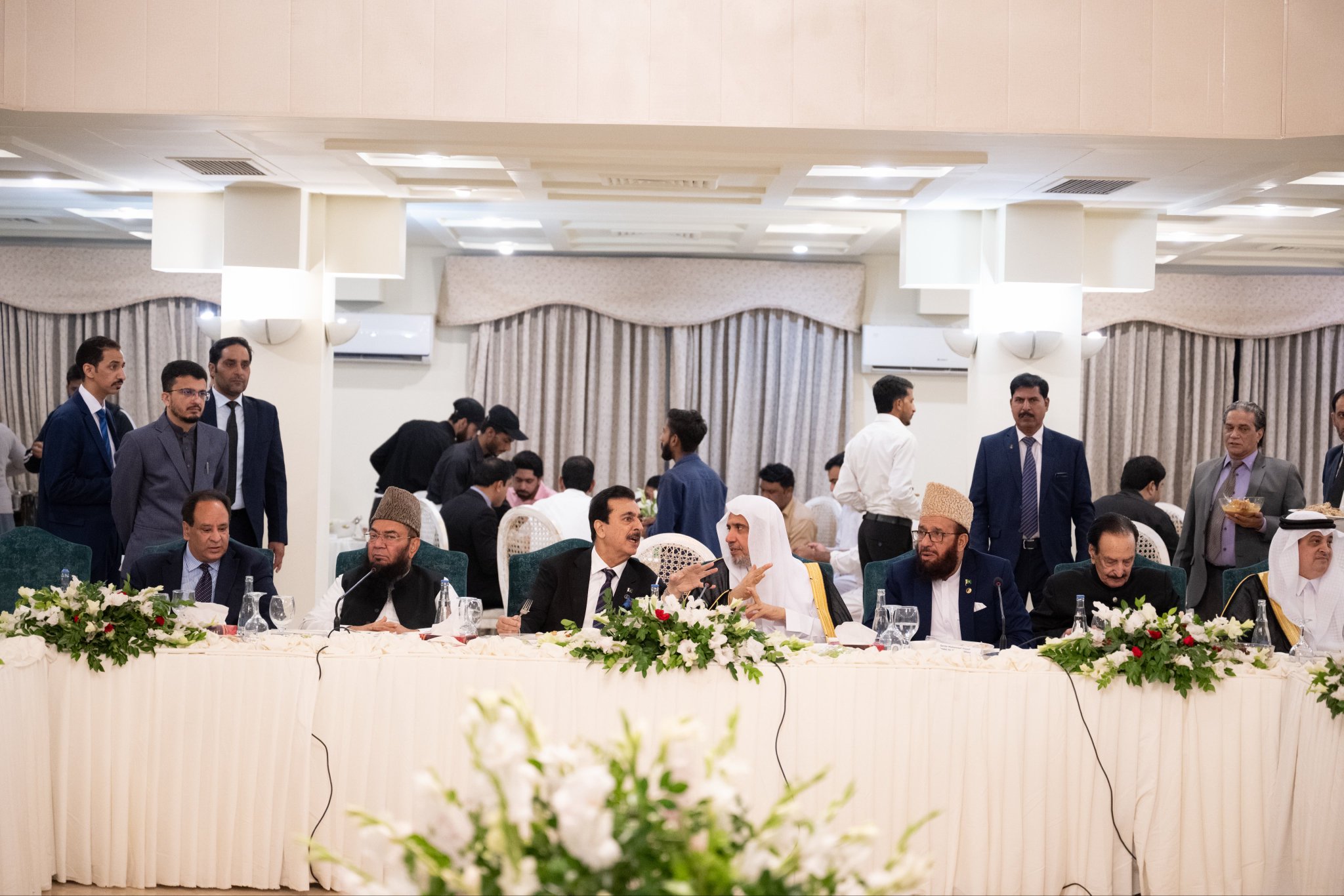 أقام أصحاب السماحة والفضيلة علماء جمهورية باكستان الإسلامية مأدبةَ عشاء، احتفاءً بمعالي الأمين العام، رئيس هيئة علماء المسلمين، فضيلة الشيخ د.⁧‫محمد العيسى‬⁩ ⁦‬⁩، بمناسبة زيارته للعاصمة "إسلام آباد"