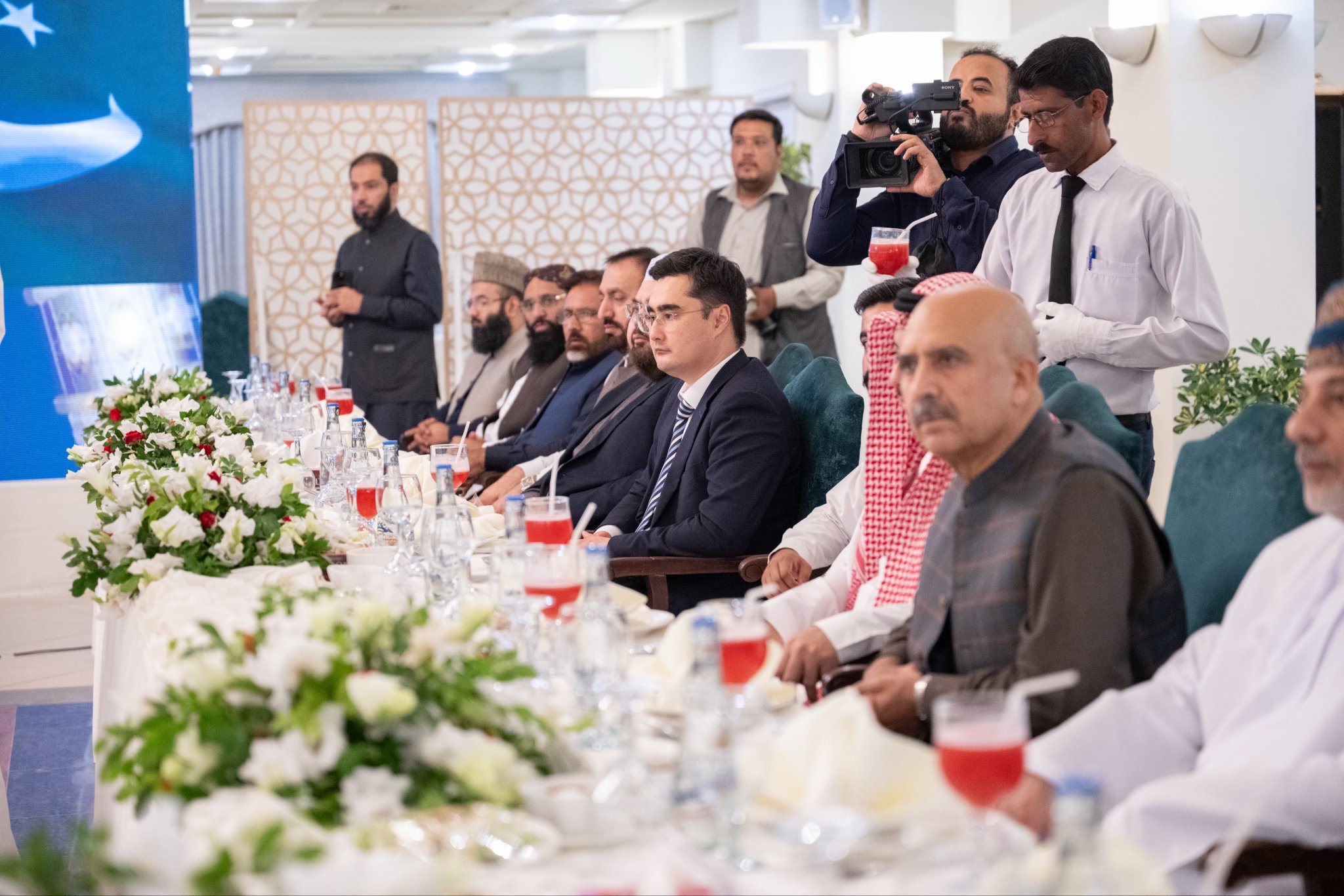أقام أصحاب السماحة والفضيلة علماء جمهورية باكستان الإسلامية مأدبةَ عشاء، احتفاءً بمعالي الأمين العام، رئيس هيئة علماء المسلمين، فضيلة الشيخ د.⁧‫محمد العيسى‬⁩ ⁦‬⁩، بمناسبة زيارته للعاصمة "إسلام آباد"