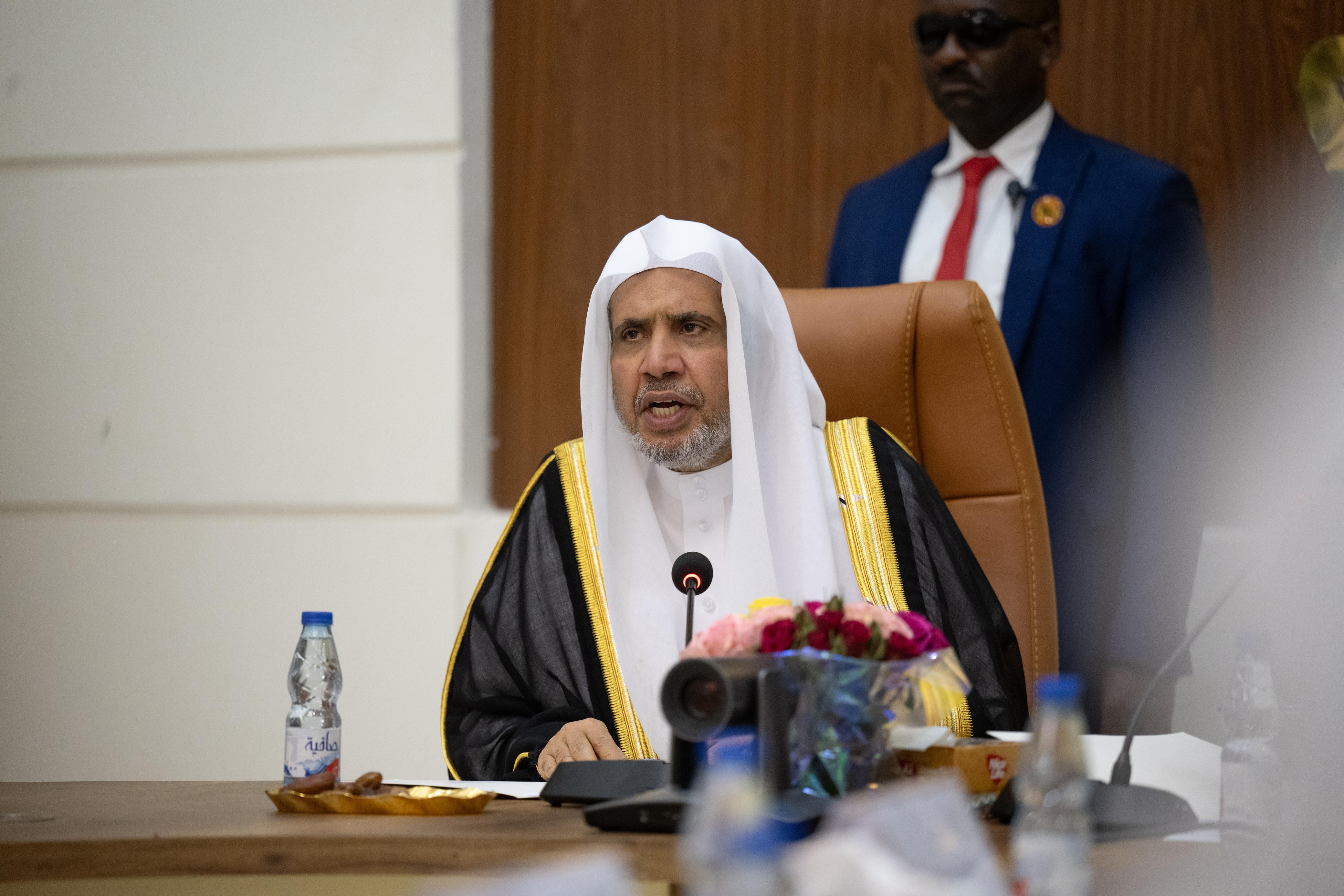 رئيس الوزراء السوداني يستقبل الأمين العام لرابطة العالم الإسلامي  عقَد الجانبان جلسةَ مباحثات رسمية حول دور العلماء في بيان الحق الشرعي وتعزيز الوعي الديني والأمن المجتمعي  بورتْ سودان: استقبل دولةُ رئيس الوزراء بجمهورية السودان، البروفيسور كامل إدريس، معاليَ الأمين العام لرابطة العالم الإسلامي، رئيس هيئة علماء المسلمين، فضيلة الشيخ الدكتور محمد العيسى؛ الذي وصل إلى السودان في زيارة رسمية على رأس وفد من رابطة العالم الإسلامي.  وعقَد دولة رئيس الوزراء ومعالي الأمين العام للرابطة، جلسةَ مباحثات رسمية، بحضور أ