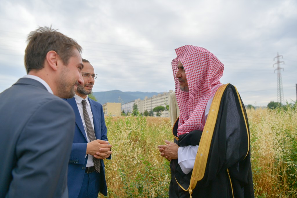 Le SG de la LIM avec le maire d’une commune de Florence visitant un terrain où doit être construit un centre culturel international