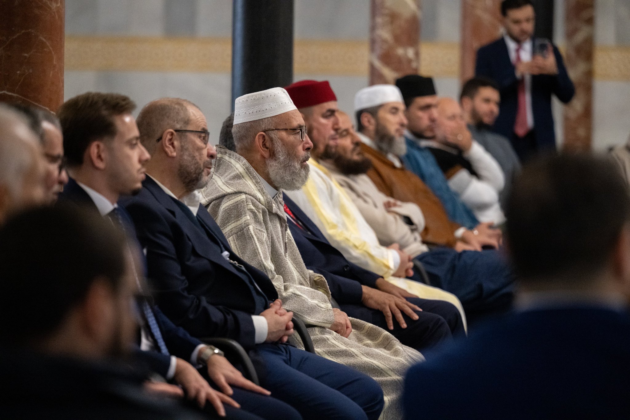‏التقى معالي الأمين العام، رئيس هيئة علماء المسلمين، الشيخ د.⁧‫محمد العيسى‬⁩ ⁦‪‬⁩، في مسجد مركز ⁧‫رابطة العالم الإسلامي‬⁩ بالعاصمة "مدريد"، مسؤولي العمل الإسلامي في عموم إسبانيا بمختلف تنوعهم