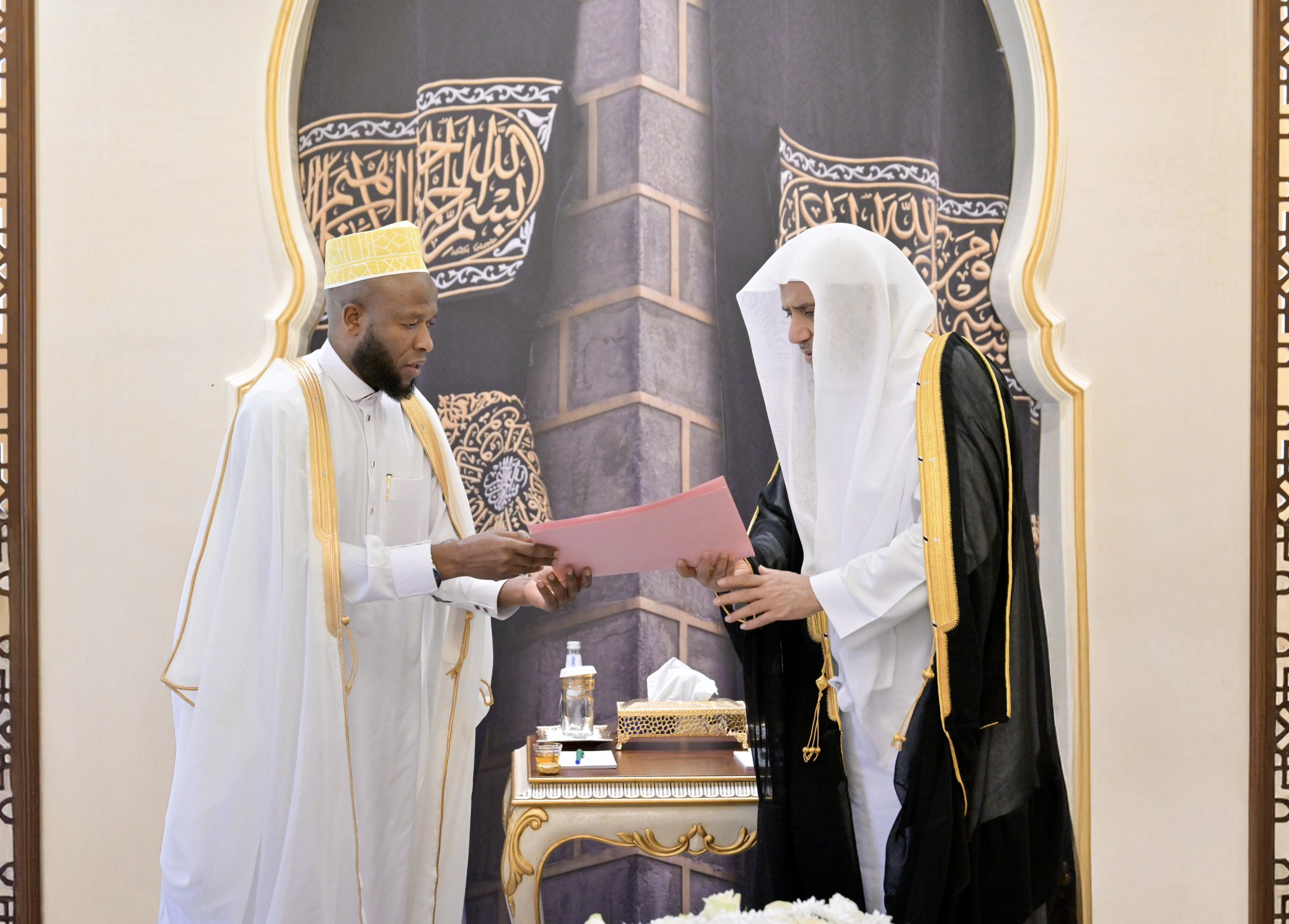 استقبل معالي الأمين العام، رئيس هيئة علماء المسلمين، فضيلة الشيخ د.⁧‫محمد العيسى‬⁩  ⁦‪‬⁩، في مكتبه بمكة المكرمة، سماحة الإمام الأكبر للشؤون الإسلامية، المفتي العام لجمهورية بروندي، الشيخ: ناياباغالو سالوم
