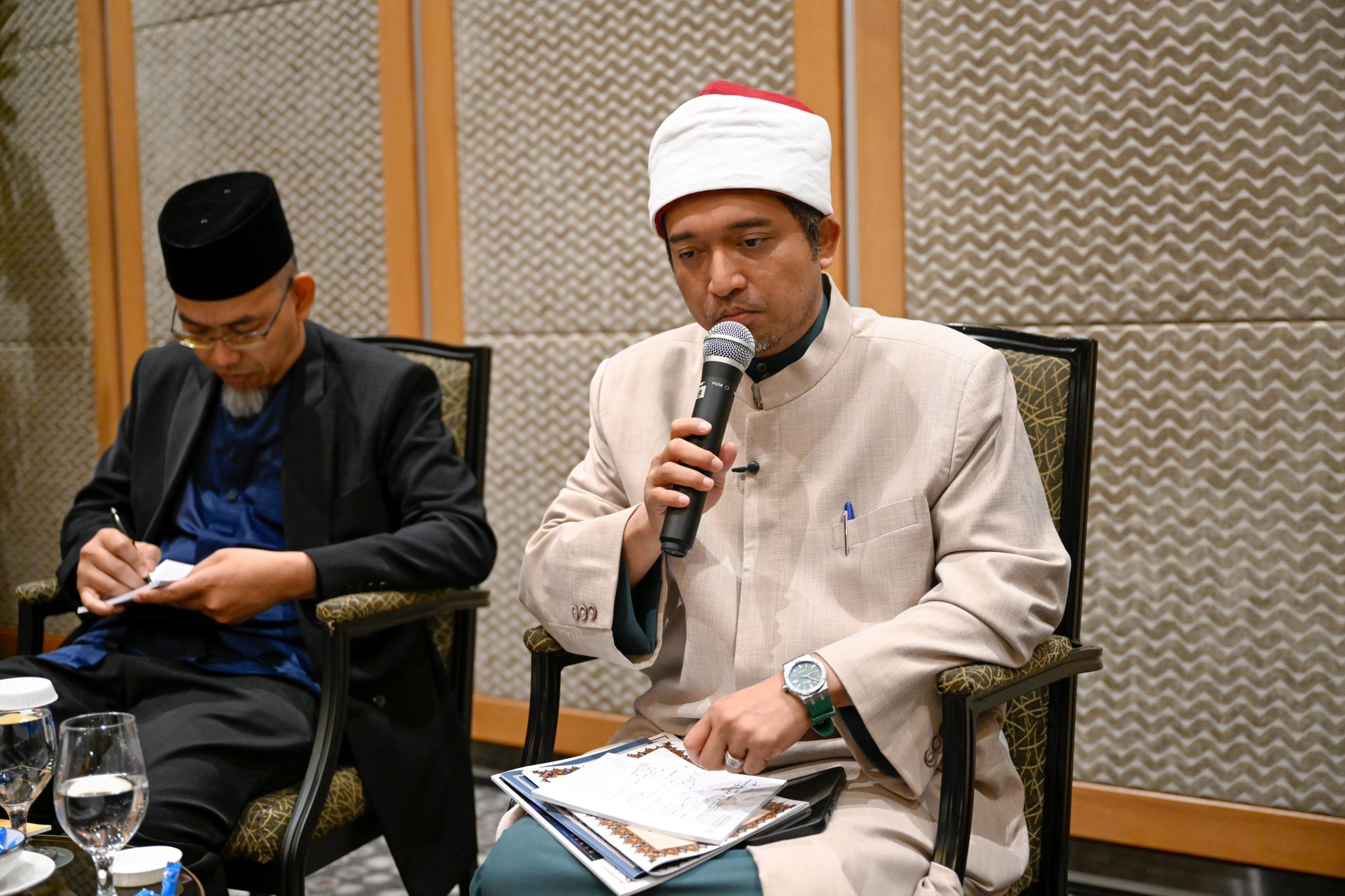 Di ibu kota Malaysia, "Kuala Lumpur", Yang Mulia Sekretaris Jenderal LMD, Ketua Organisasi Ulama Muslim, Syekh Dr. Mohammed Alissa , mengadakan pertemuan dengan para ulama senior Malaysia dari seluruh negara bagian.