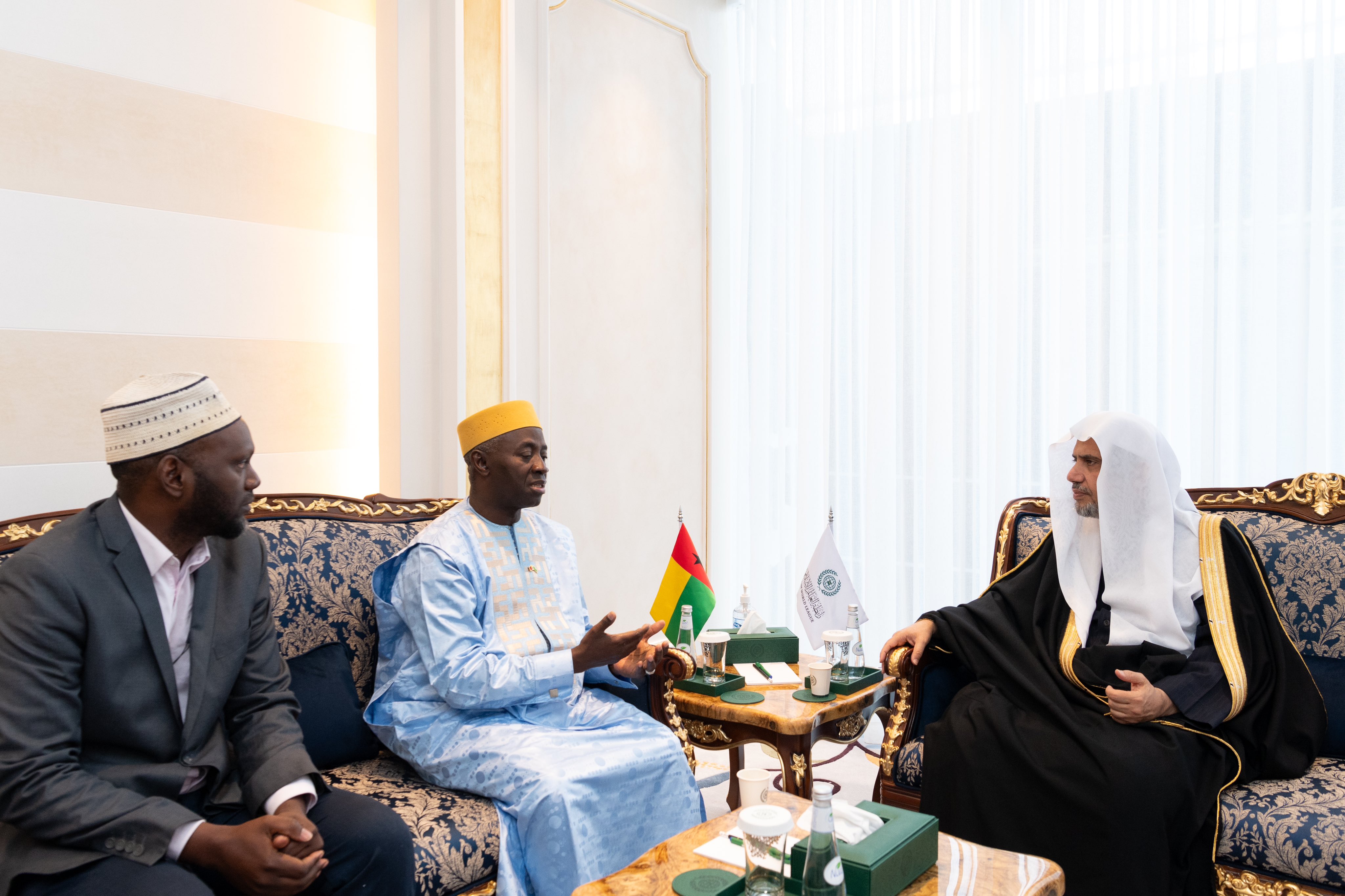 Le Secrétaire Général, Président de l'Organisation des savants musulmans, cheikh Mohammed Al-Issa a reçu à Riyad, l'Ambassadeur extraordinaire de la République de Guinée-Bissau auprès du Royaume d'Arabie Saoudite, M. Dino Seidi