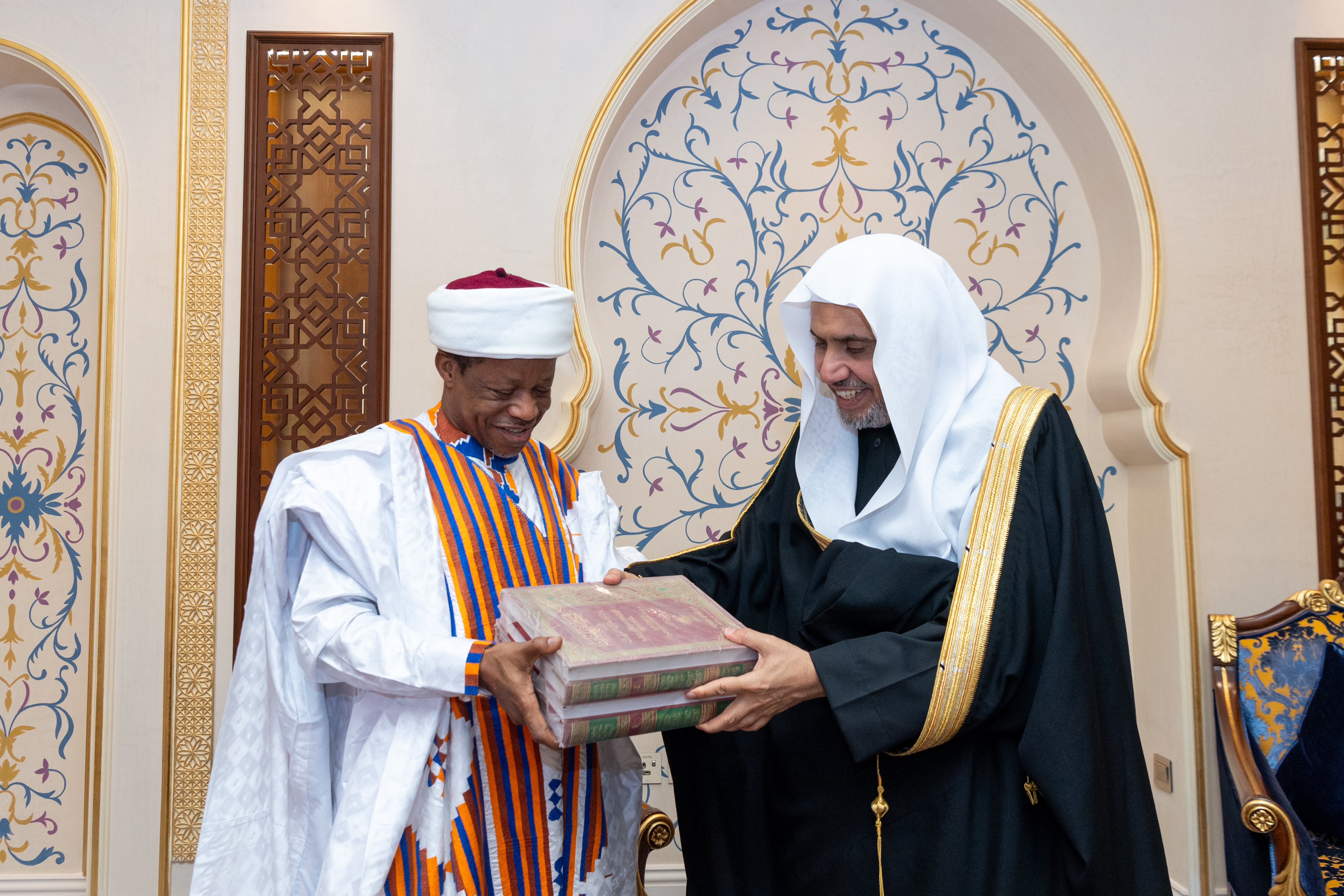 Yang Mulia Sekretaris Jenderal LMD, Ketua Asosiasi Ulama Muslim, Syekh Dr.Mohammed Al-issa  , bertemu dengan Yang Mulia Syekh Tarekat Qadiriyya di Nigeria dan Afrika Barat, Syekh Qaribullah Nasir Kabara