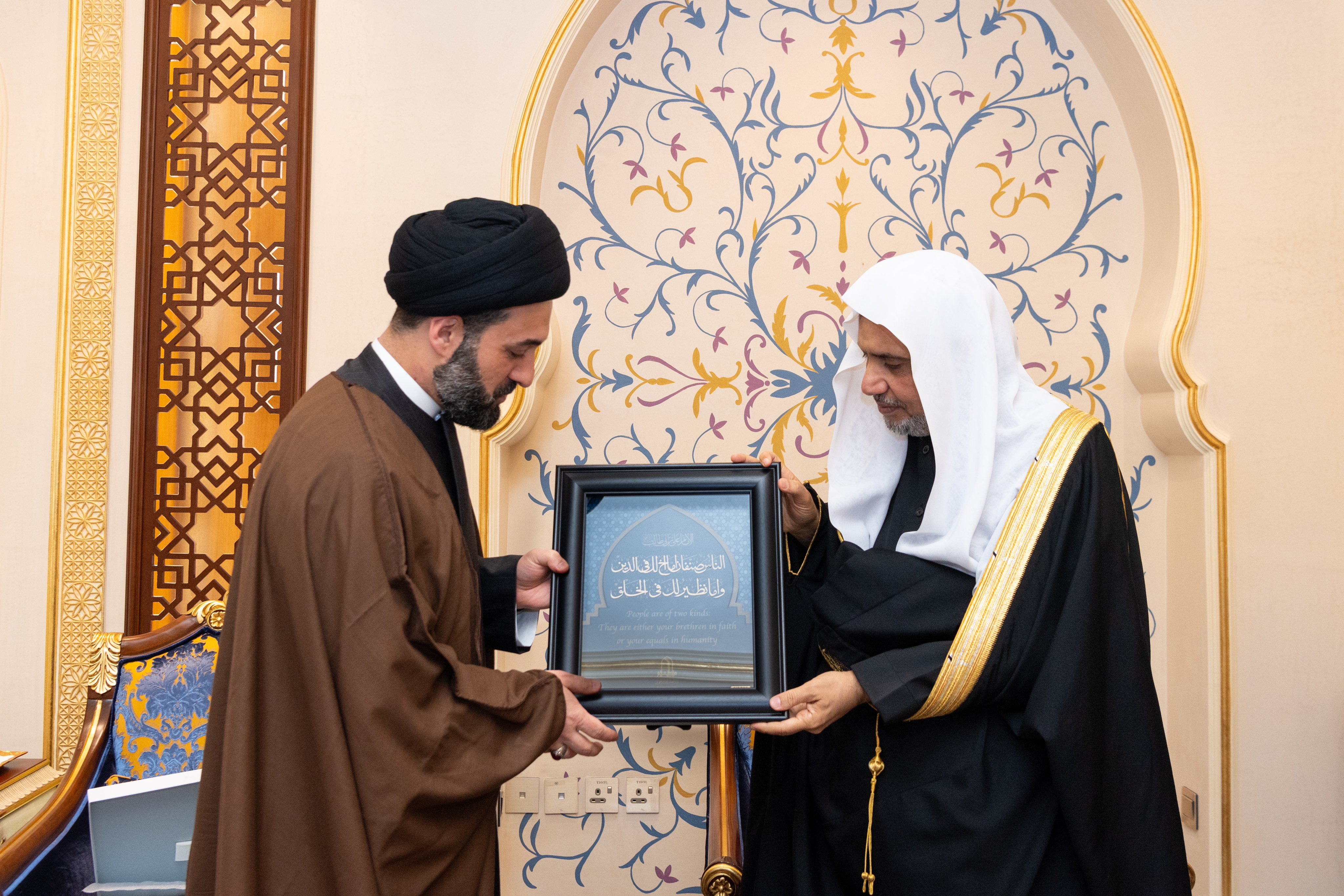 استقبلَ معالي الأمين العام، رئيس هيئة علماء المسلمين، فضيلة الشيخ د.⁧‫محمد العيسى‬⁩، في مقرِّ الرابطة بمكة المكرمة، عددًا من قيادات دار العلم للإمام الخوئي؛ فضيلة الدكتور السيد جواد الخوئي، وفضيلة الدكتور السيد زيد بحر العلوم، والدكتور كريم مؤمن
