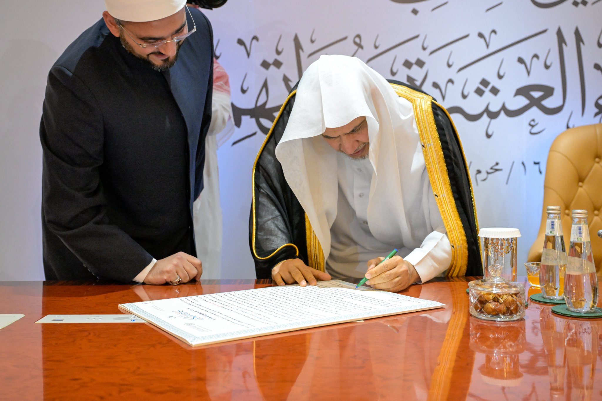 Photos from the inauguration by H.E. Sheikh Dr. Mohammed Al-Issa, at the MWL’s headquarters in Makkah, of the book Atlas of the Ten Qur’anic Reciters and Their Transmitters, in the presence of the author, Sheikh Sami Al-Maghlouth