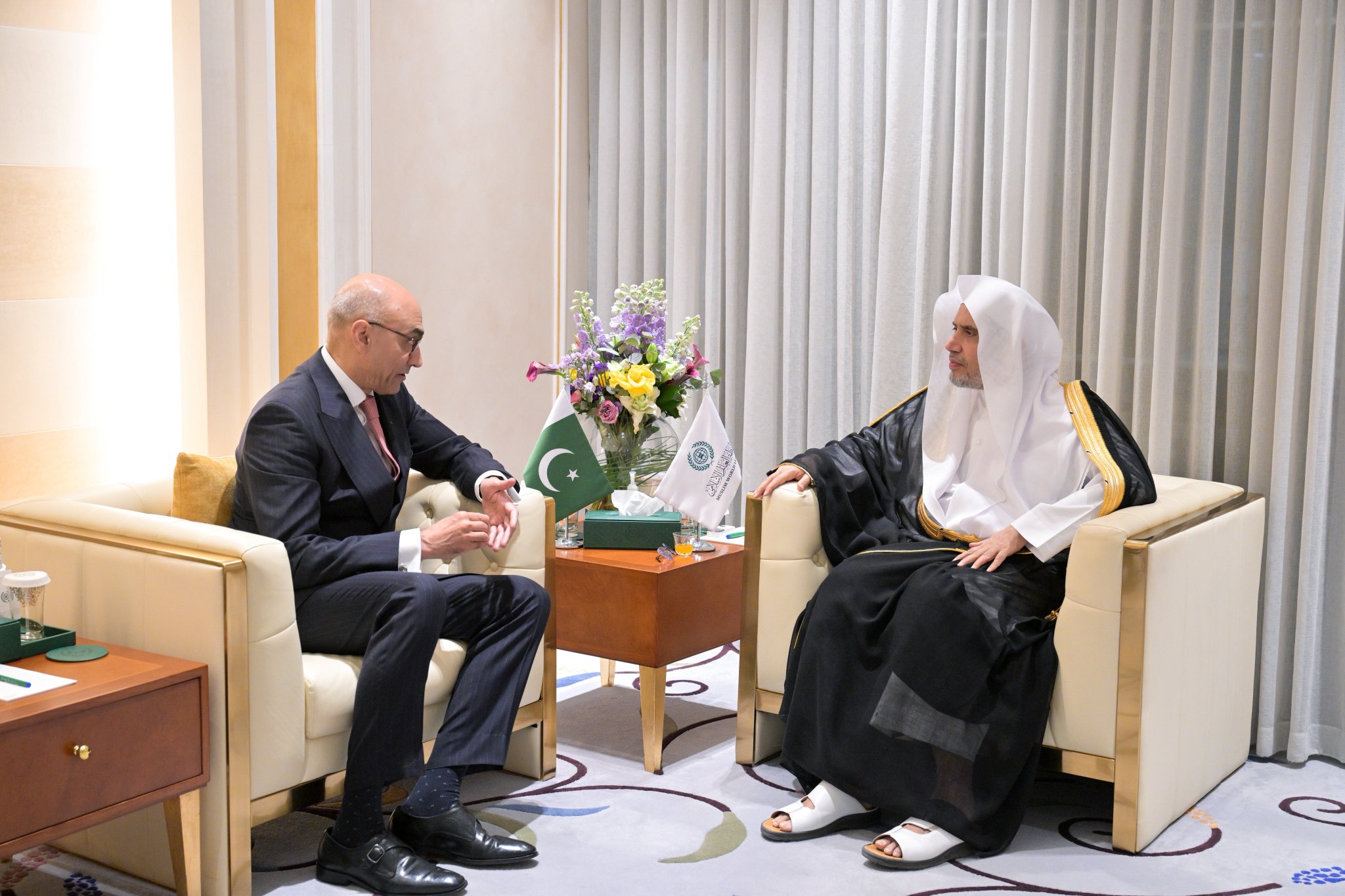 Yang Mulia Sekretaris Jenderal LMD, Syekh Dr. Mohammed Al-Issa , menerima kunjungan Yang Mulia Duta Besar Republik Islam Pakistan untuk Kerajaan Arab Saudi, Tuan Ahmad Farooq