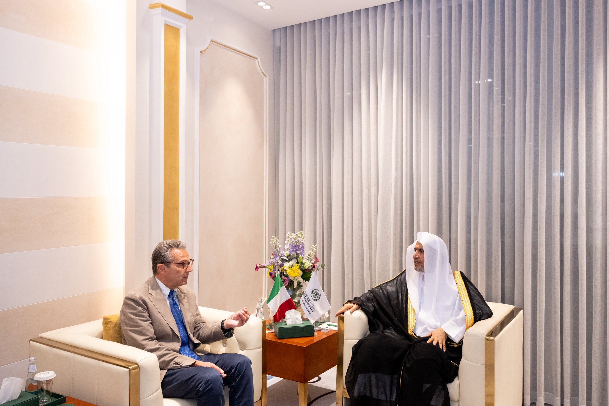Yang Mulia Sekretaris Jenderal LMD, Syekh Dr. Mohammed Al-Issa , menerima kunjungan Duta Besar Republik Italia untuk Kerajaan Arab Saudi, Tuan Carlo Baldocci