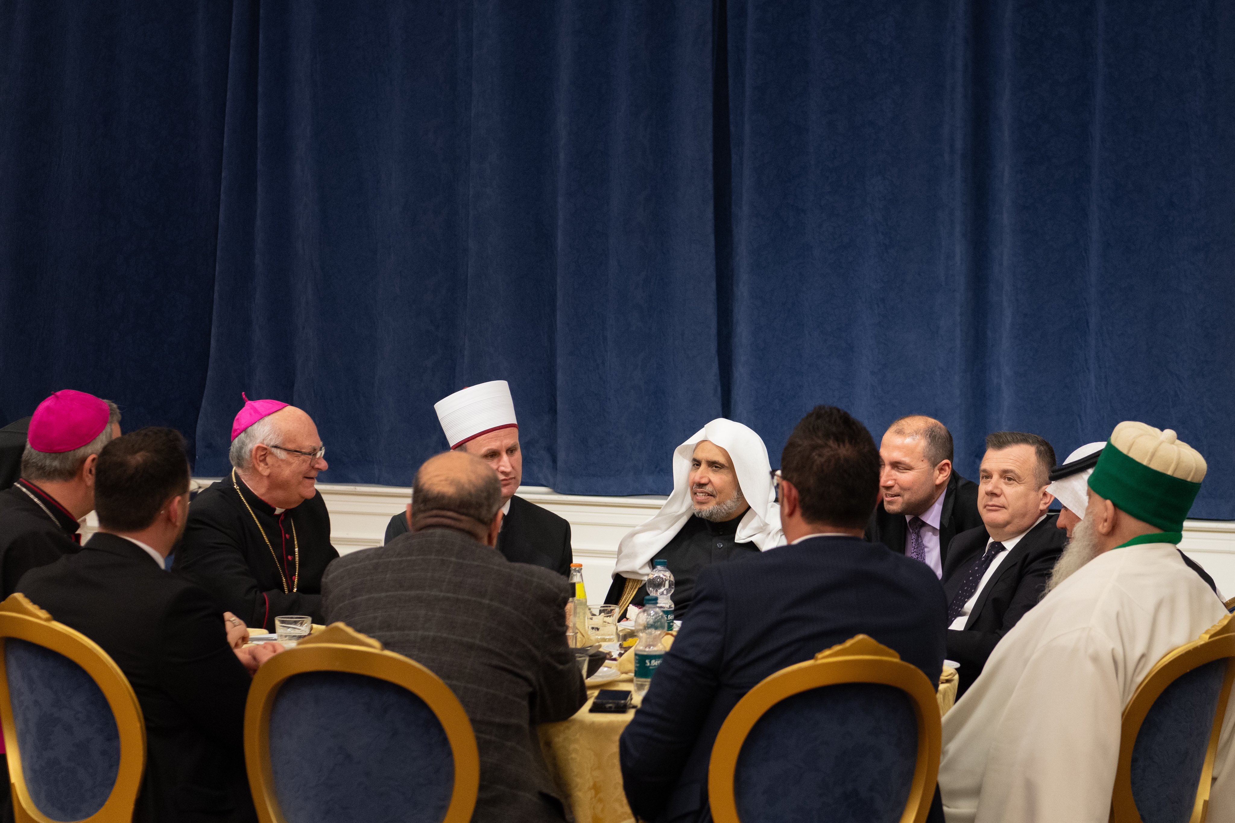 Malgré leur coexistence exemplaire, pour la première fois dans l'histoire de l'Albanie, ils se sont réunis pour un dîner commun :