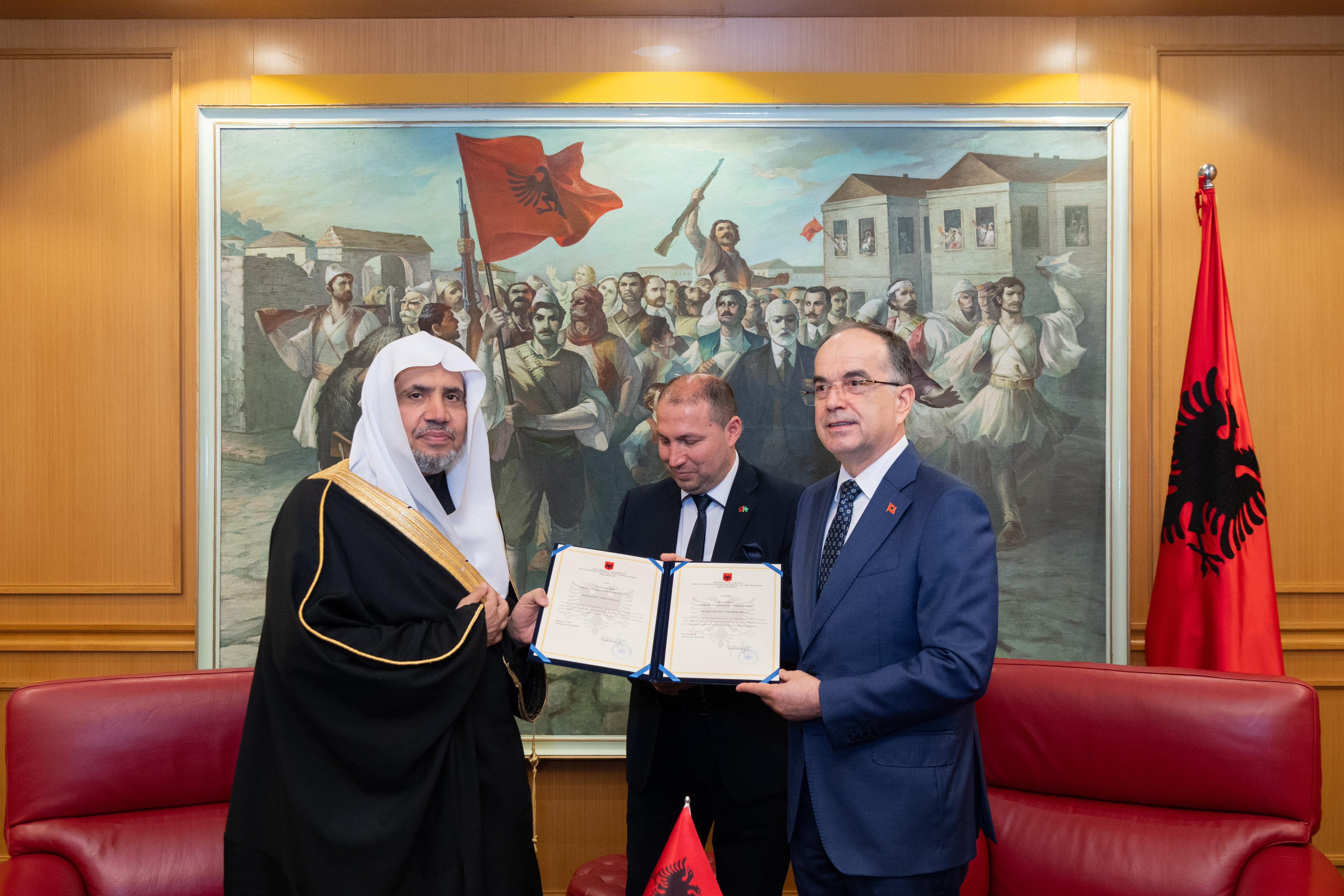 Cheikh Al-Issa reçoit la plus haute médaille de la République albanaise : « la Médaille d'État pour les personnalités spirituelles éminentes dans le monde » :