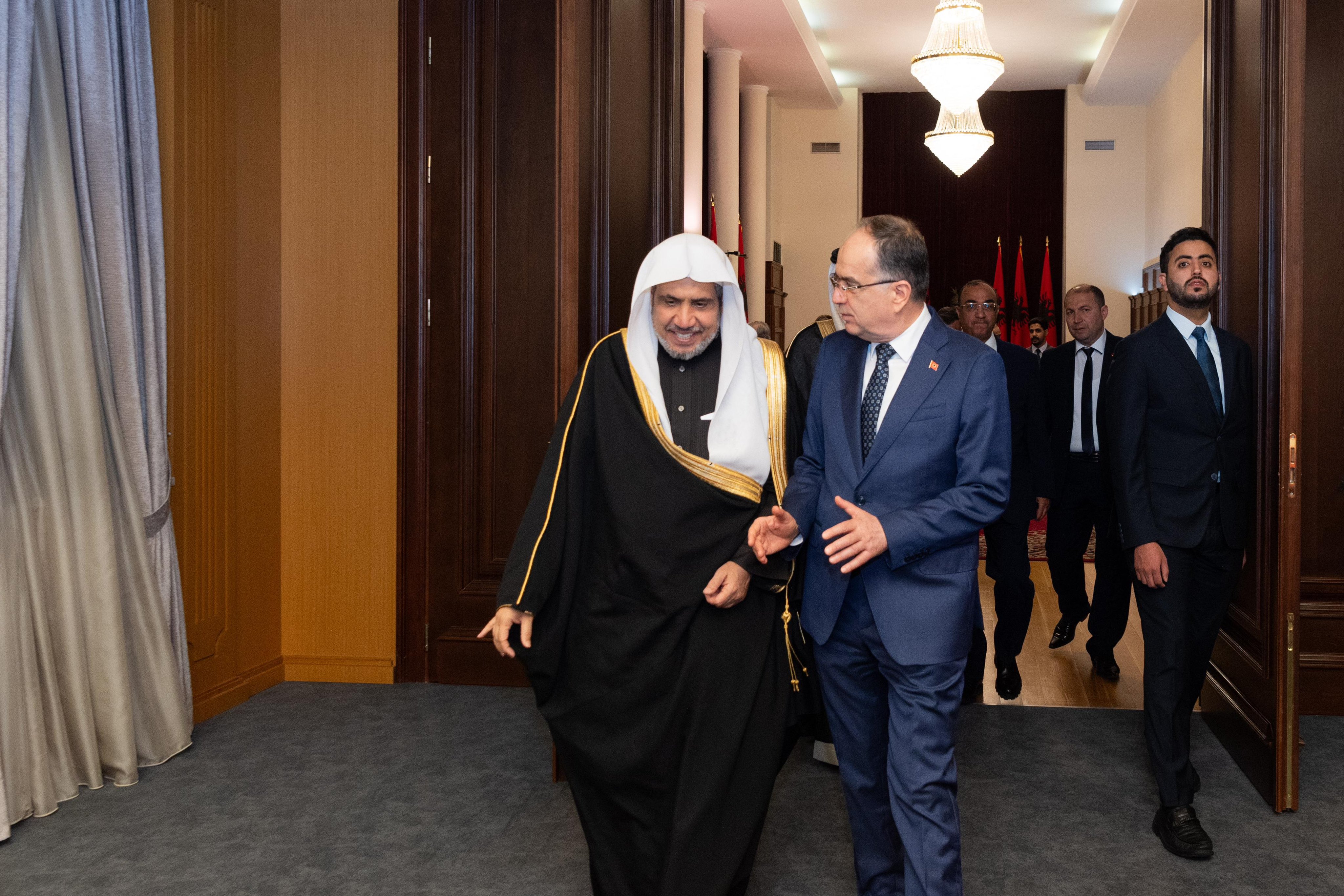 فخامة رئيس جمهورية ألبانيا، السيد بايرم بيقاي، يستقبل معالي الأمين العام فضيلة الشيخ د. ⁧‫محمد العيسى‬⁩ في القصر الرئاسي بالعاصمة "تيرانا"، ويَمنحه أعلى أوسمة الجمهورية