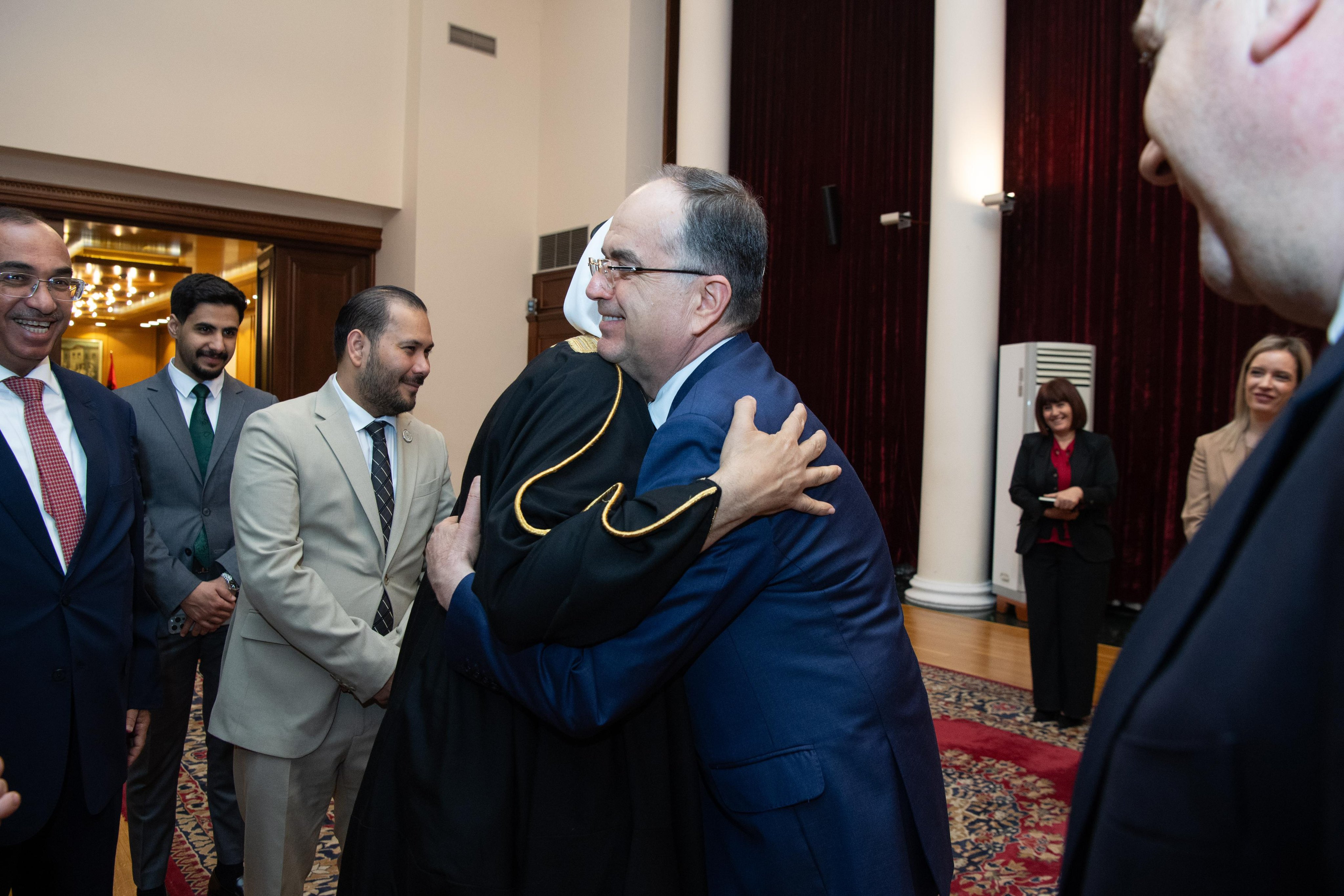 فخامة رئيس جمهورية ألبانيا، السيد بايرم بيقاي، يستقبل معالي الأمين العام فضيلة الشيخ د. ⁧‫محمد العيسى‬⁩ في القصر الرئاسي بالعاصمة "تيرانا"، ويَمنحه أعلى أوسمة الجمهورية