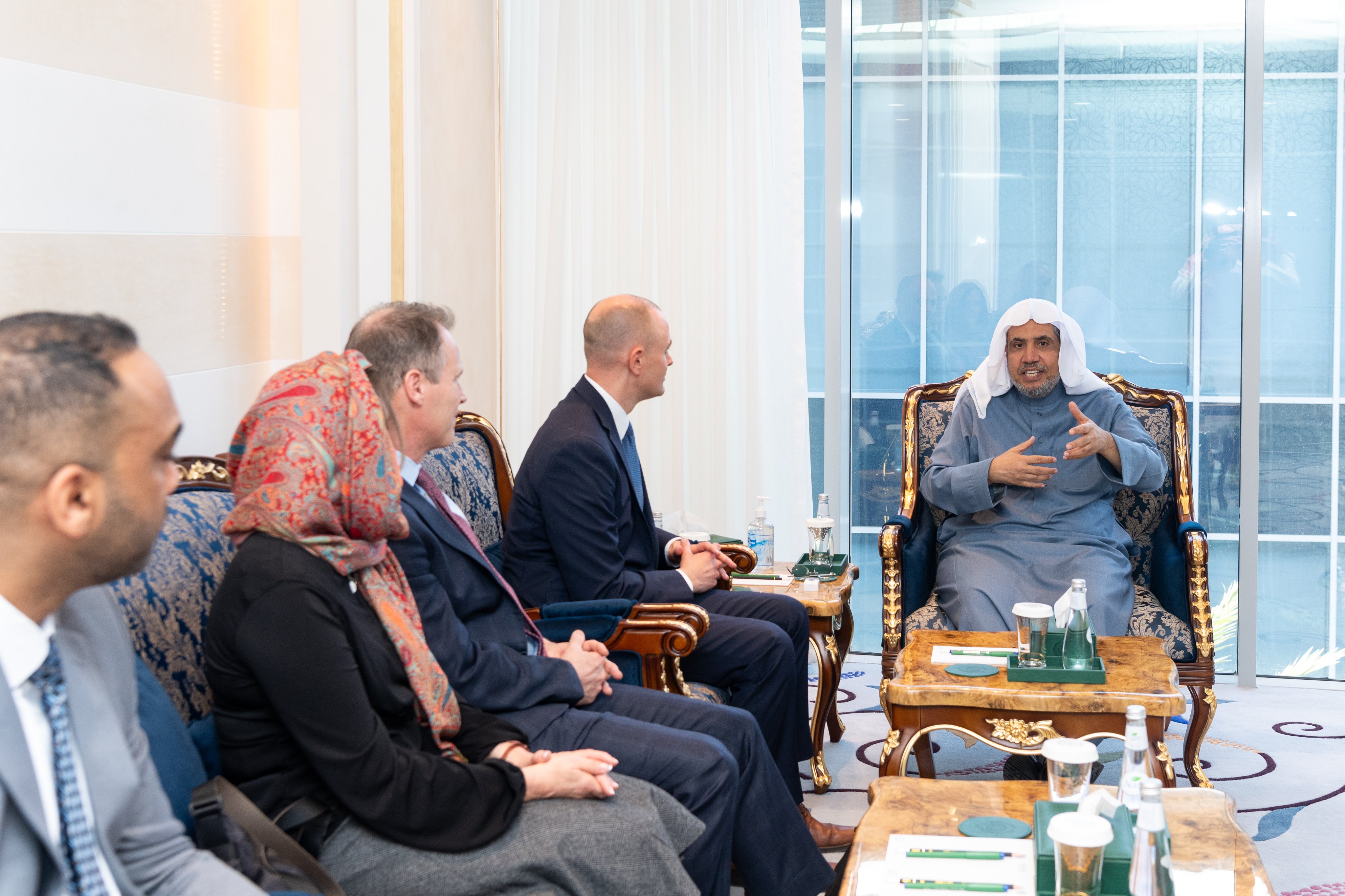 Le Secrétaire Général, Président de l'Organisation des savants musulmans,  cheikh Mohammed Al-Issa, a reçu à Riyad, le Président de la Fondation caritative Stirling de l'État de l'Utah, aux États-Unis d'Amérique, M. Miles Hansen.