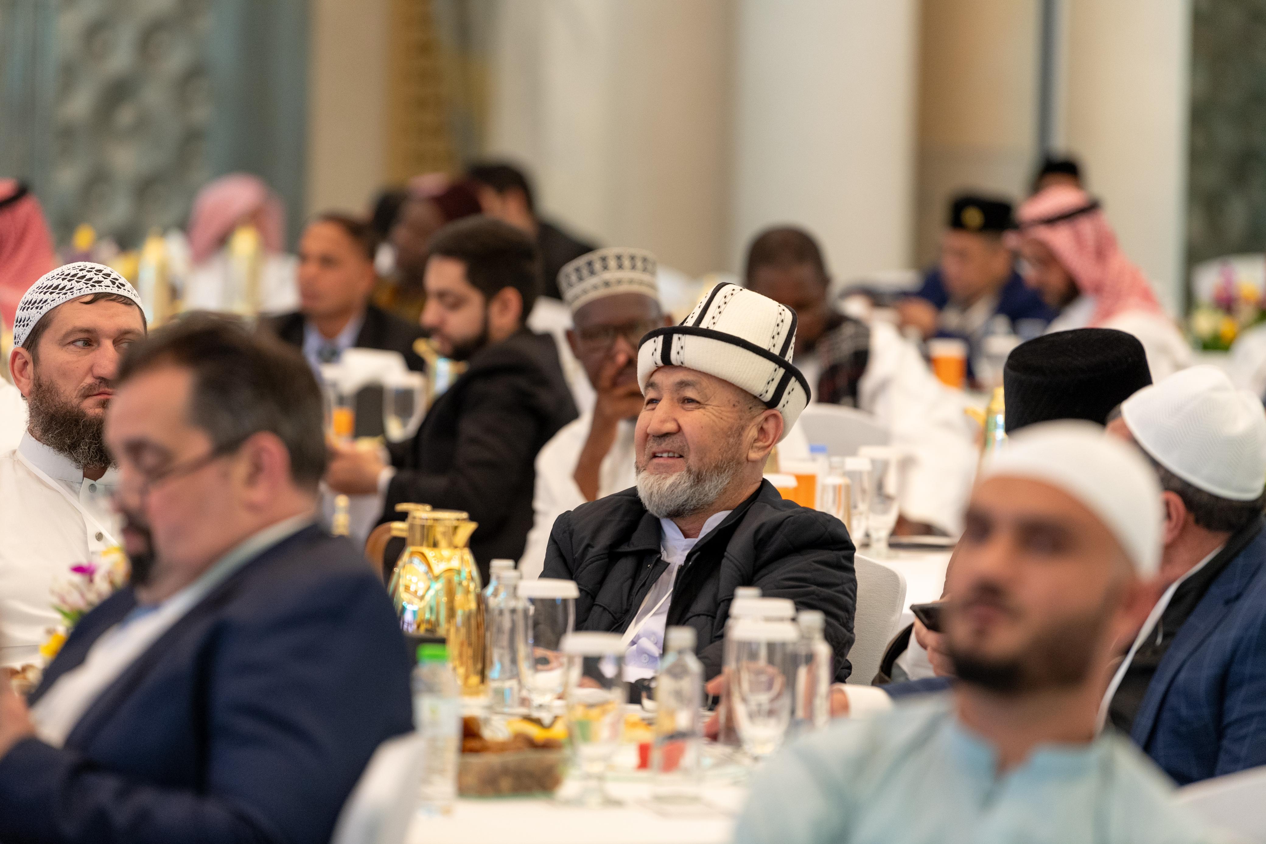 علماء المسلمين ومفتوهم يصدرون من مكة المكرمة "وثيقة بناء الجسور بين المذاهب الإسلامية" للتذكير بمفهوم الأمة الواحدة وتجاوز مآسي الطائفية
