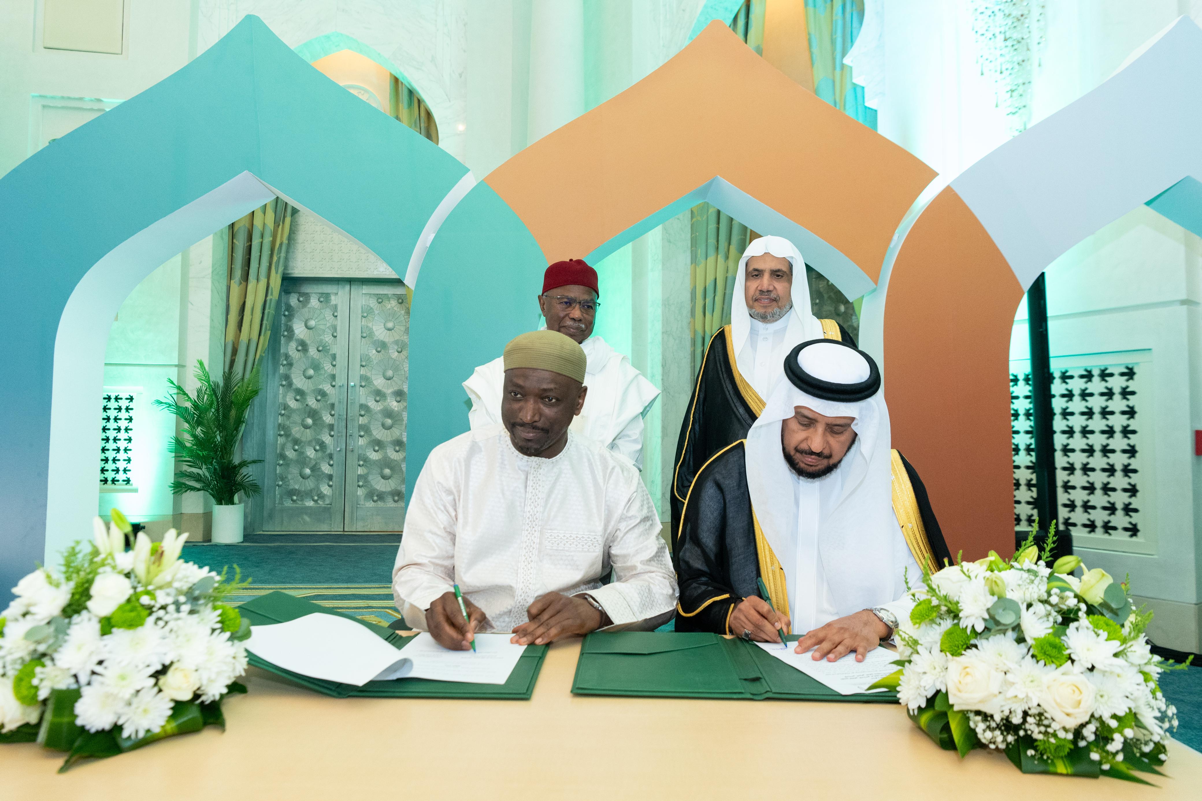 توقيعُ مذكّرتَي تفاهُم بين رابطة العالم الإسلامي ومنظمة التعاون الإسلامي