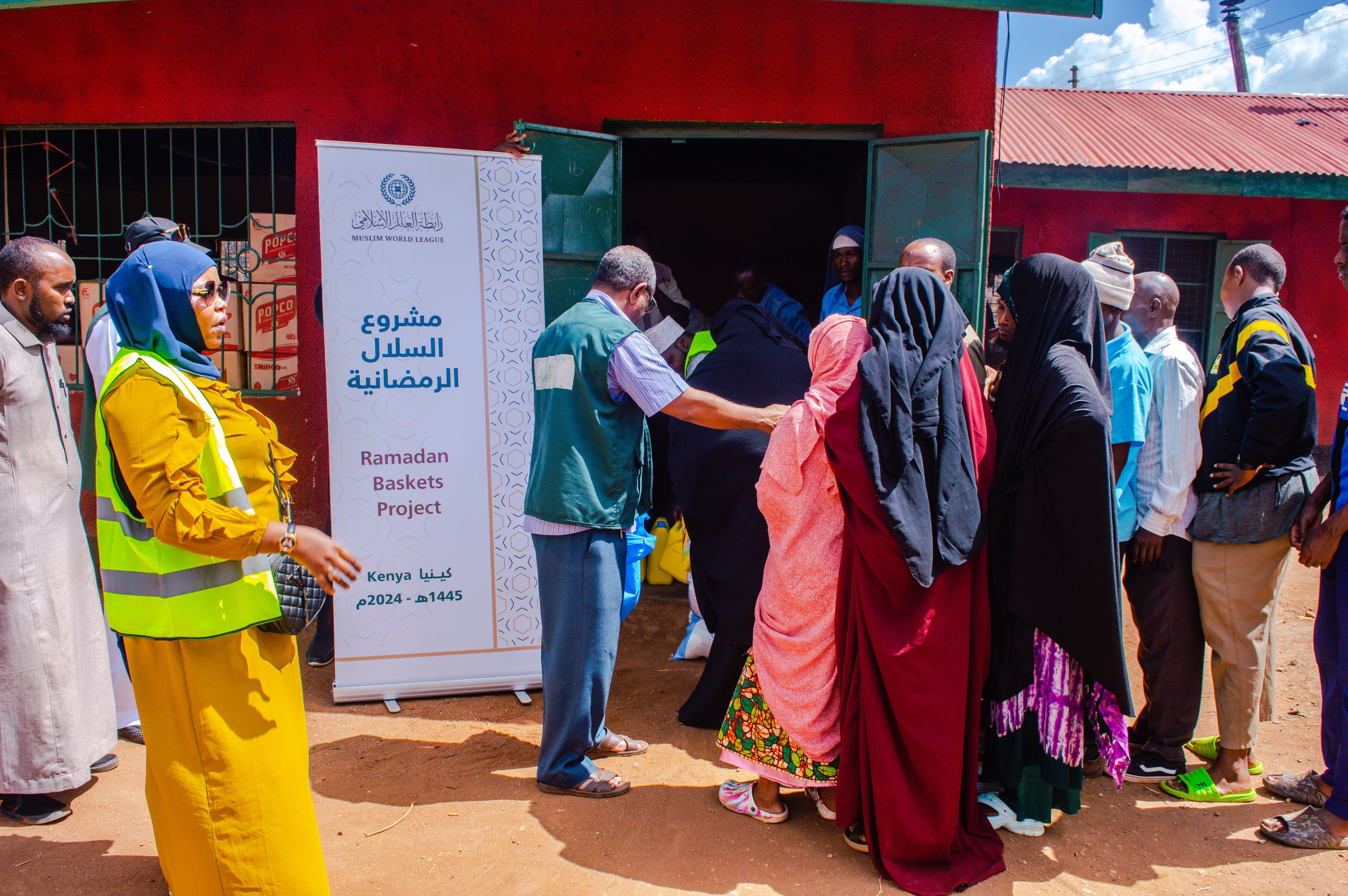 The Muslim World League continues to implement its project to distribute Ramadan Food Baskets to those in need in the Islamic world and the countries with Muslim minorities. Here, the MWL team is distributing Ramadan Food Baskets to people in Kenya.