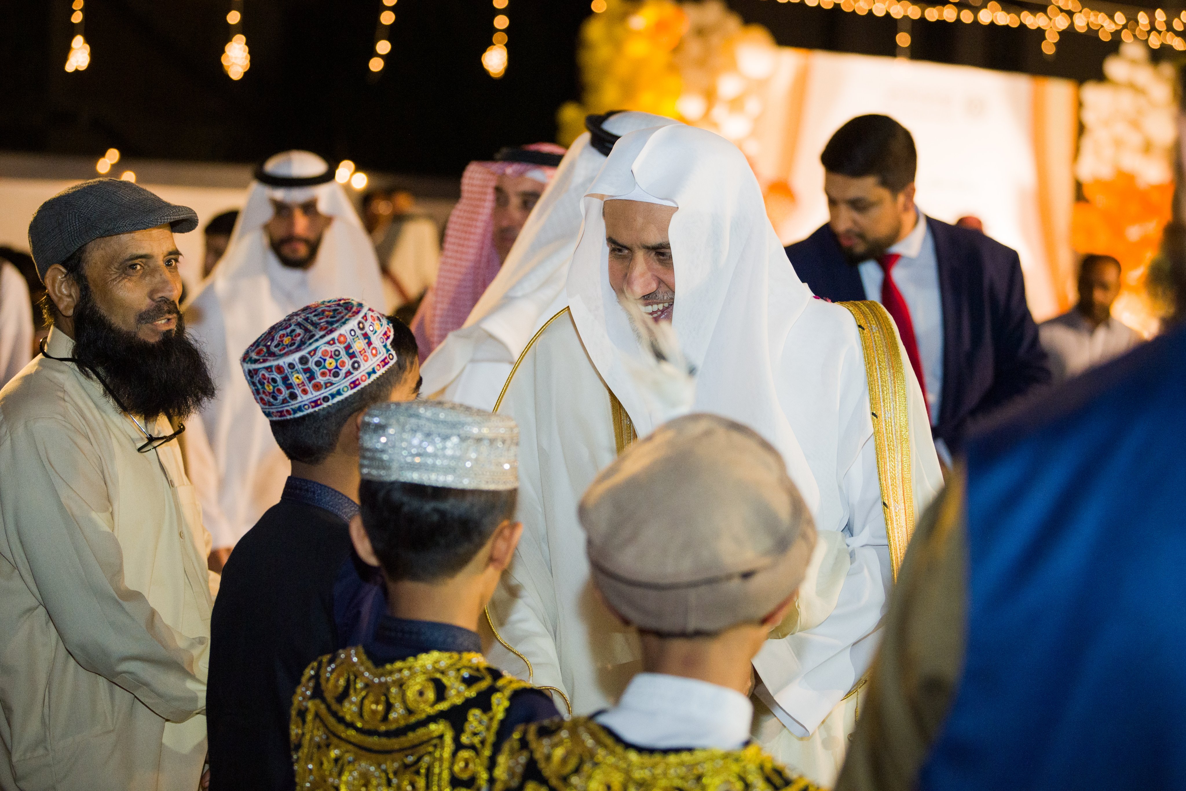 Photo de la célébration de cheikh  Mohammed Al-Issa, SG de la LIM, de la fête de l’Aïd El Fitr à l’orphelinat Ali bin Abi Talib au Pakistan qui compte près de 4600 orphelins :