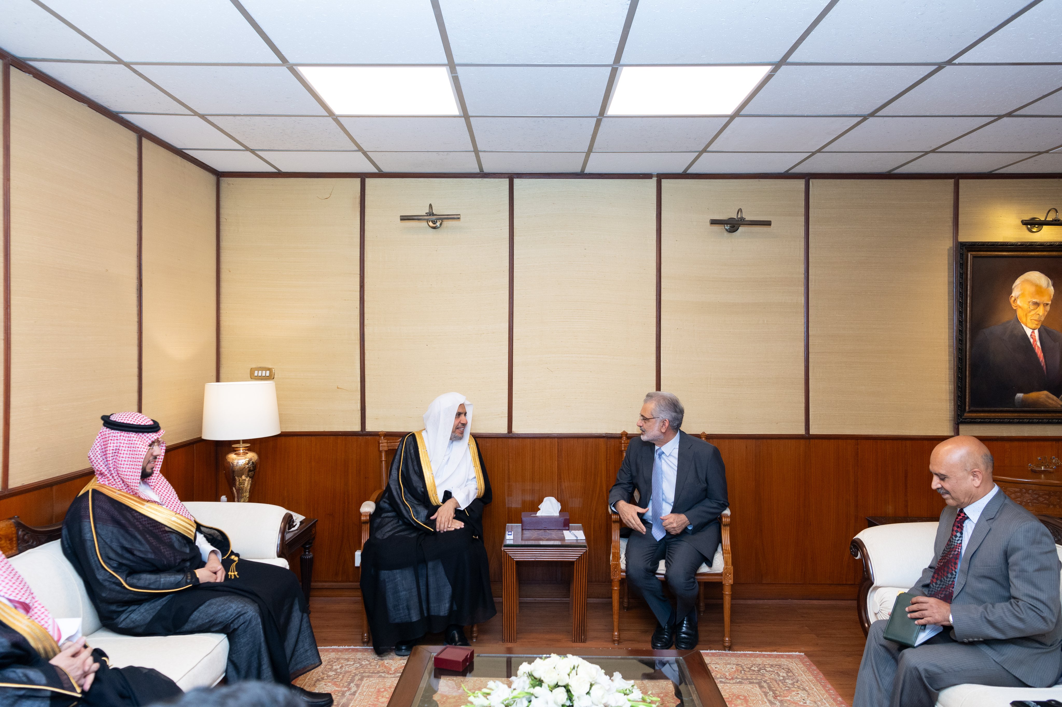 Le Président de la Cour suprême de la République islamique du Pakistan, M. Faez Isa, reçoit dans son bureau de la capitale, Islamabad, le Secrétaire général, président de l'Organisation des savants musulmans, cheikh Mohammed Al-Issa.