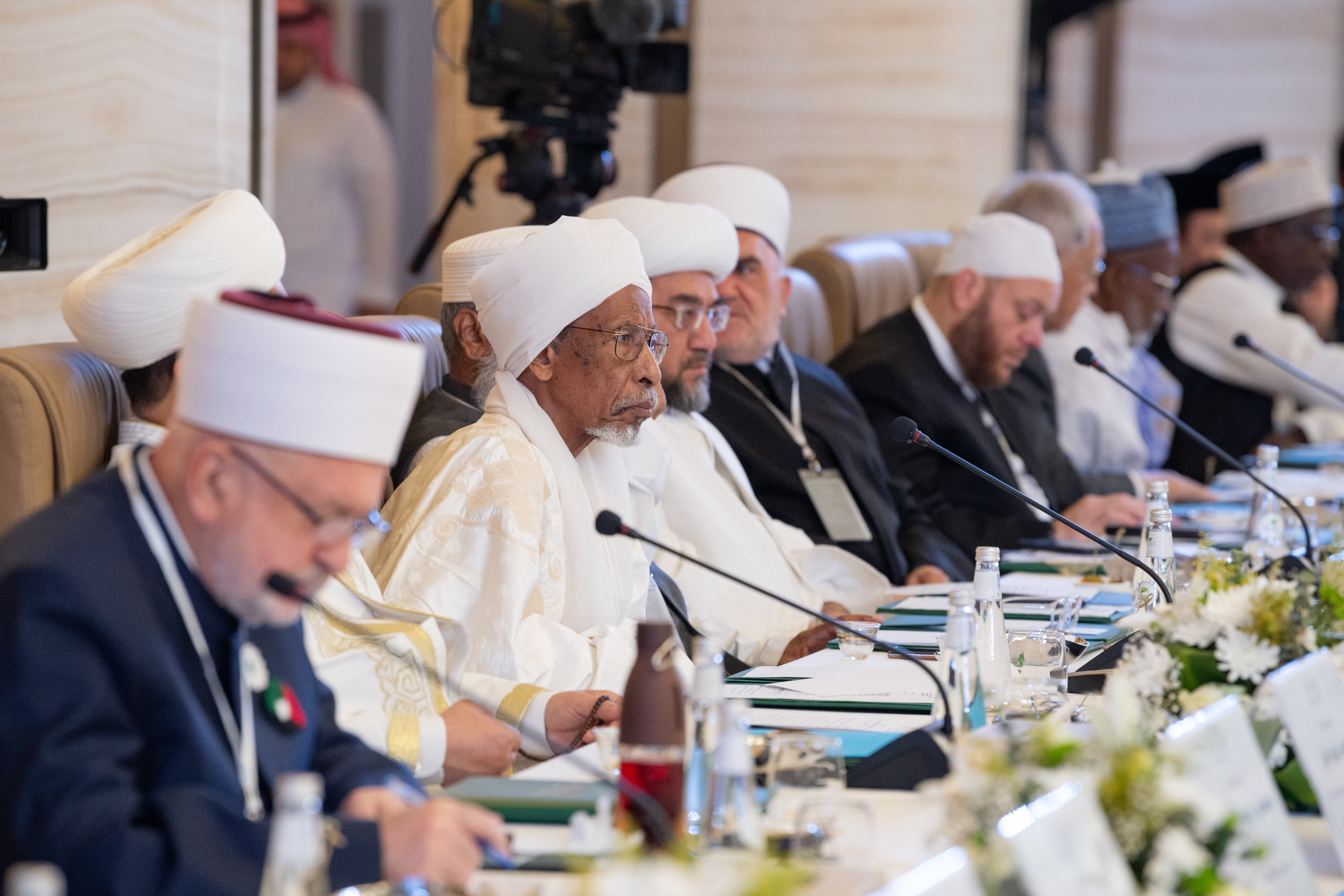 انطلاق أعمال الدورة الـ ٤٦ للمجلس الأعلى لـ ⁧‫رابطة العالم الإسلامي‬⁩، برئاسة سماحة مفتي عام المملكة العربية السعودية، وحضور كبار مُفتي الأمَّة وعلمائها؛ من الدَّاخل الإسلامي ودُوَل الأقليَّات