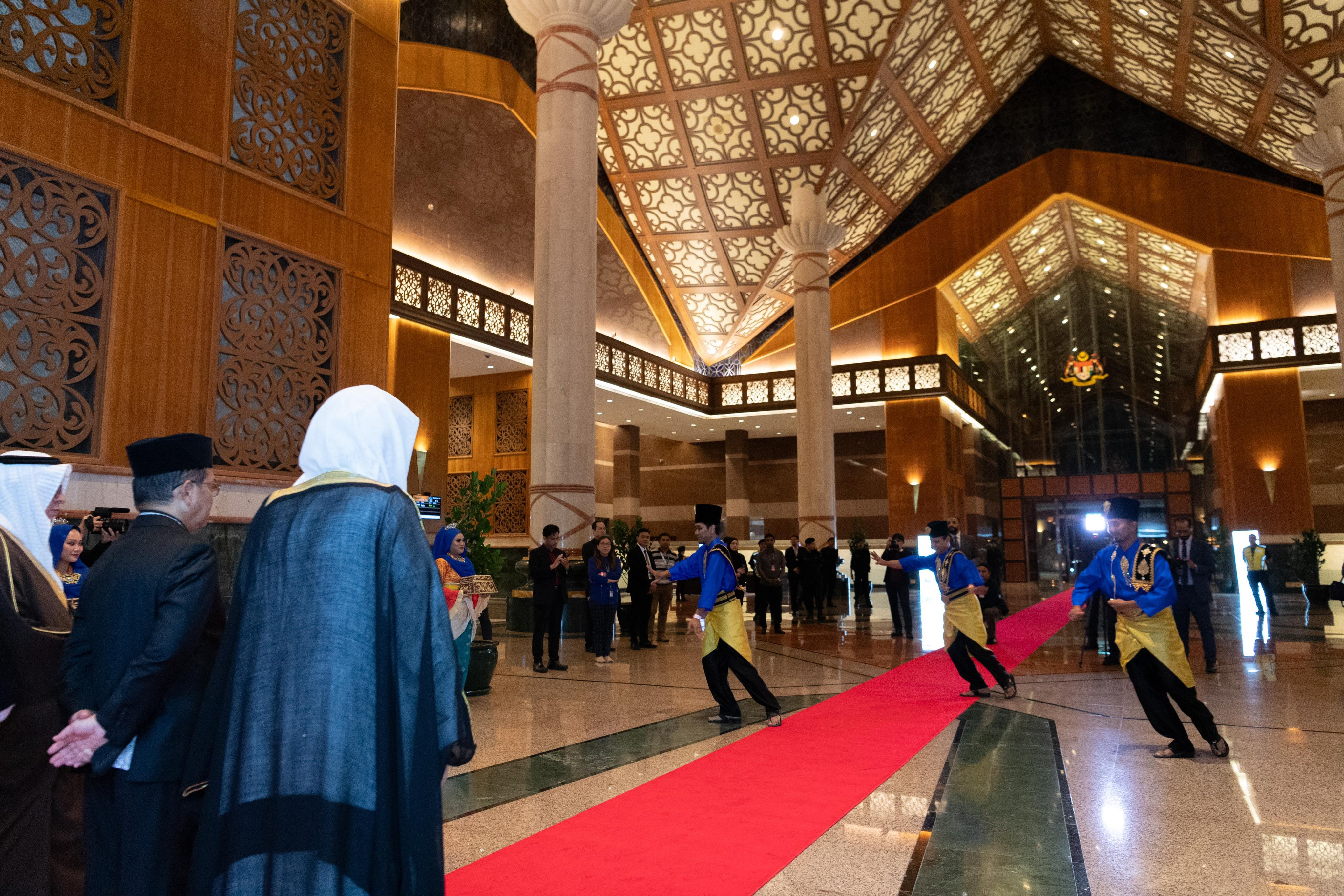 ‏معالي الأمين العام الشيخ د.⁧‫محمد العيسى‬⁩ يصل الآن العاصمة كوالالمبور، وفي استقباله معالي الوزير برئاسة مجلس الوزراء، السيناتور د.محمد نعيم، وعدد من العلماء والشخصيات الحكومية