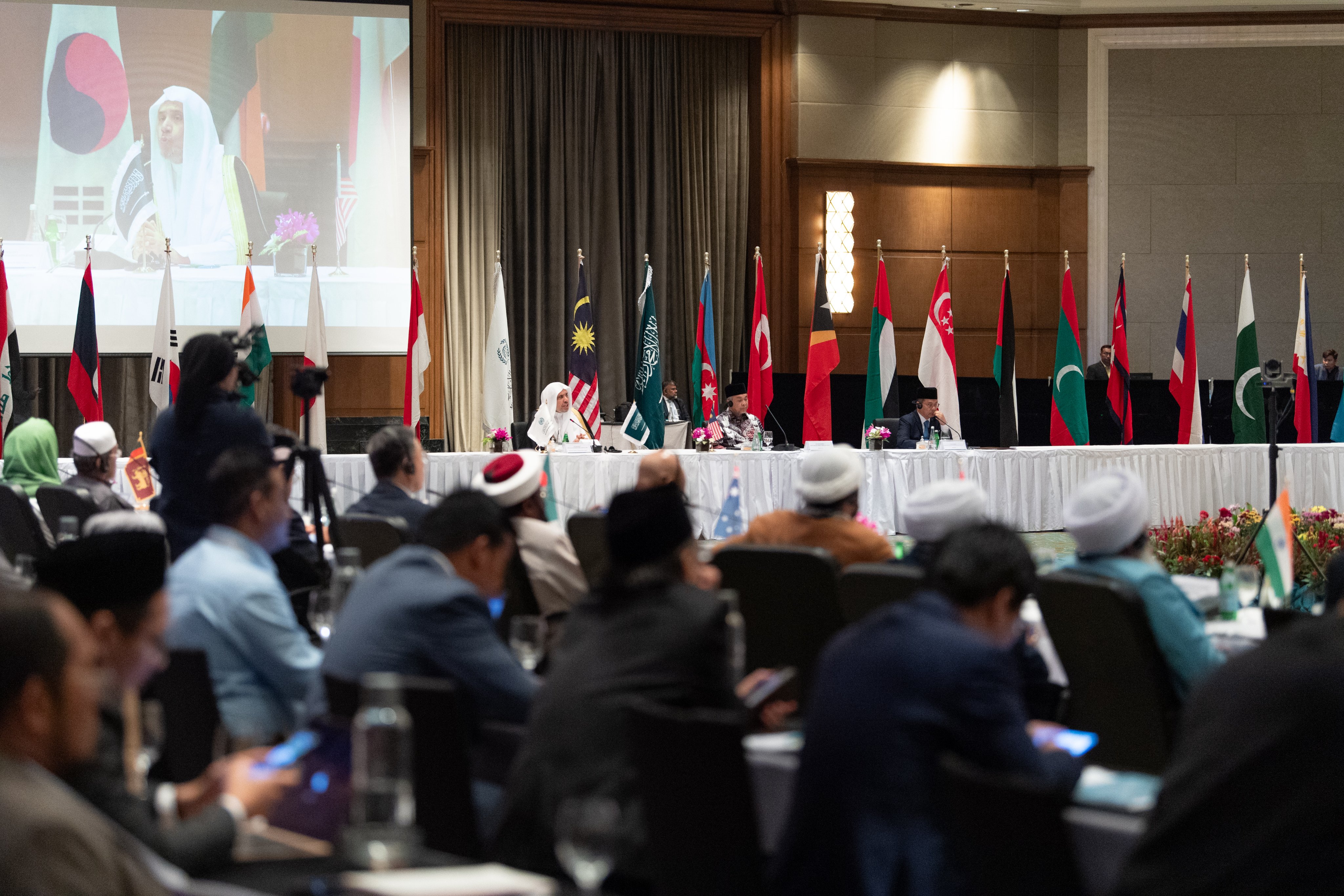 Le Secrétaire général, cheikh  Mohammed Al-Issa, lors de la conférence de presse avec les médias asiatiques, suite à l'inauguration du « Conseil des savants de l'ASEAN »